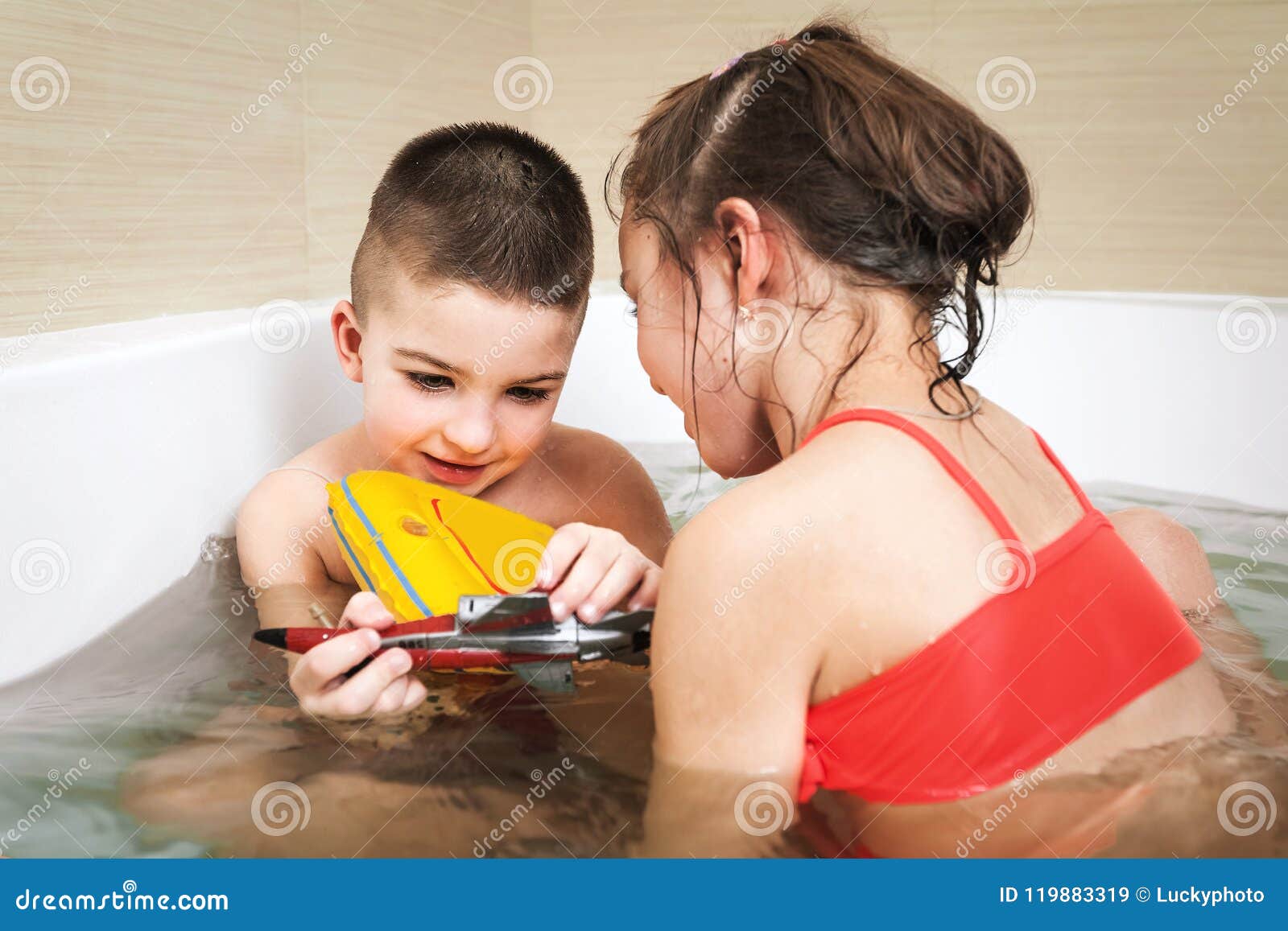 Сестра моет маленькую сестру. Брат и сестра играются в ванне. Маленькие сестрёнки играются в ванной. Совместное купание с сестренкой. Брат и сестра играют в ванной.