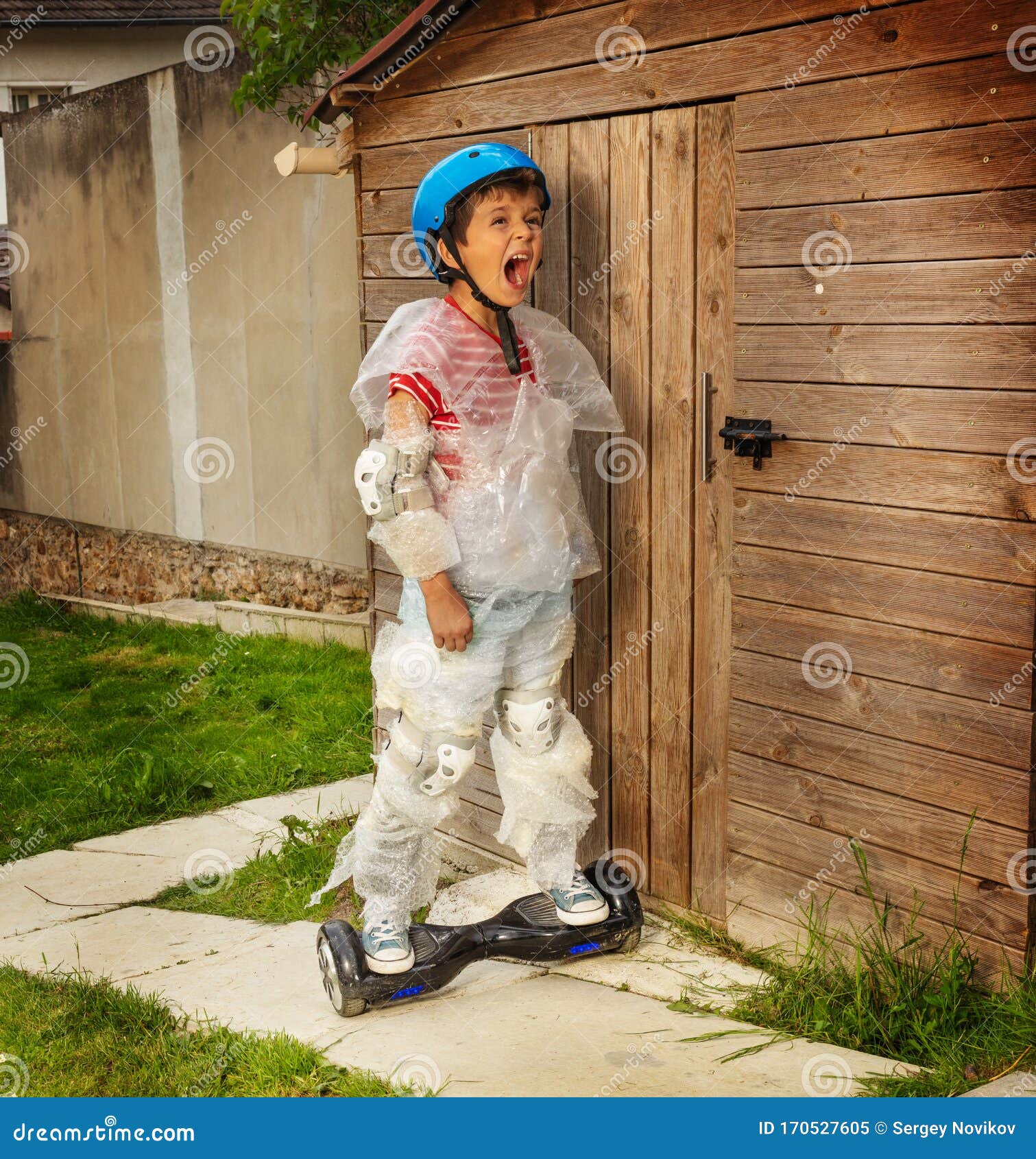 105 Bubble Wrap Kid Stock Photos, High-Res Pictures, and Images - Getty  Images