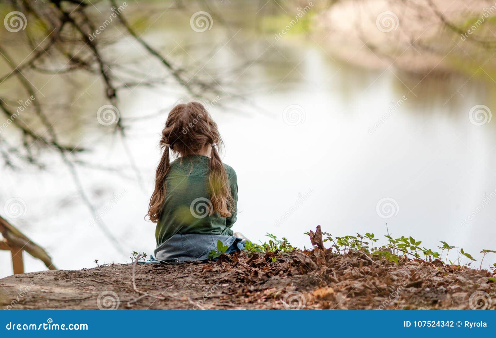 Observation kalk frimærke Little Girl Alone on the Nature Near the River Stock Photo - Image of  people, waiting: 107524342