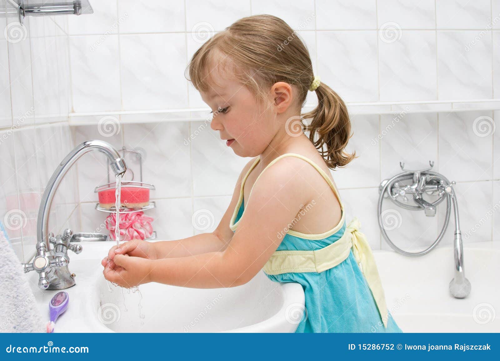 Гигиена детей 2 3 лет. Ребенок умывается. Умывание ребенка. Девочка умывается. Умывание дошкольников.