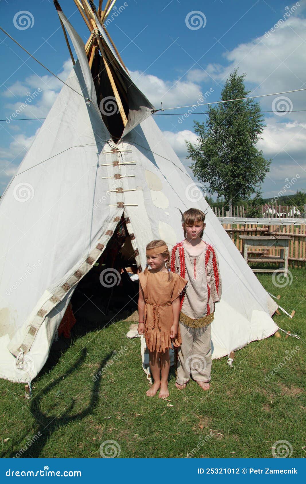 https://thumbs.dreamstime.com/z/little-girl-boy-front-tee-pee-25321012.jpg