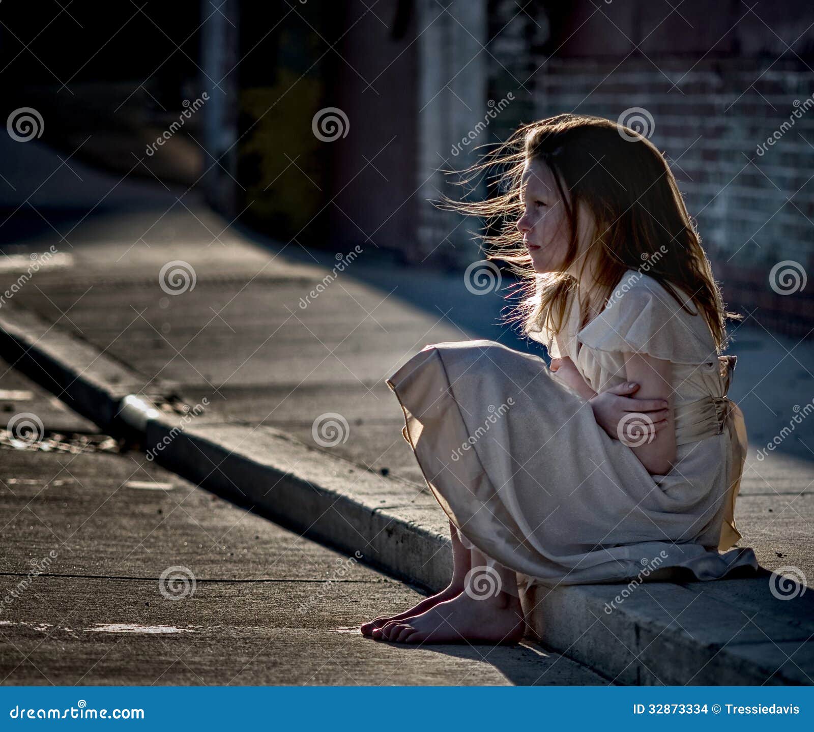 Little Girl Cold and Alone on Curb Stock Photo - Image of dirty, lonely:  32873334