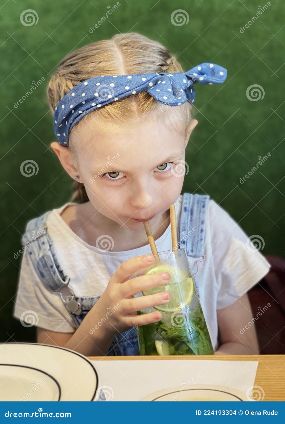 маленькая девочка пьет сперму фото 53