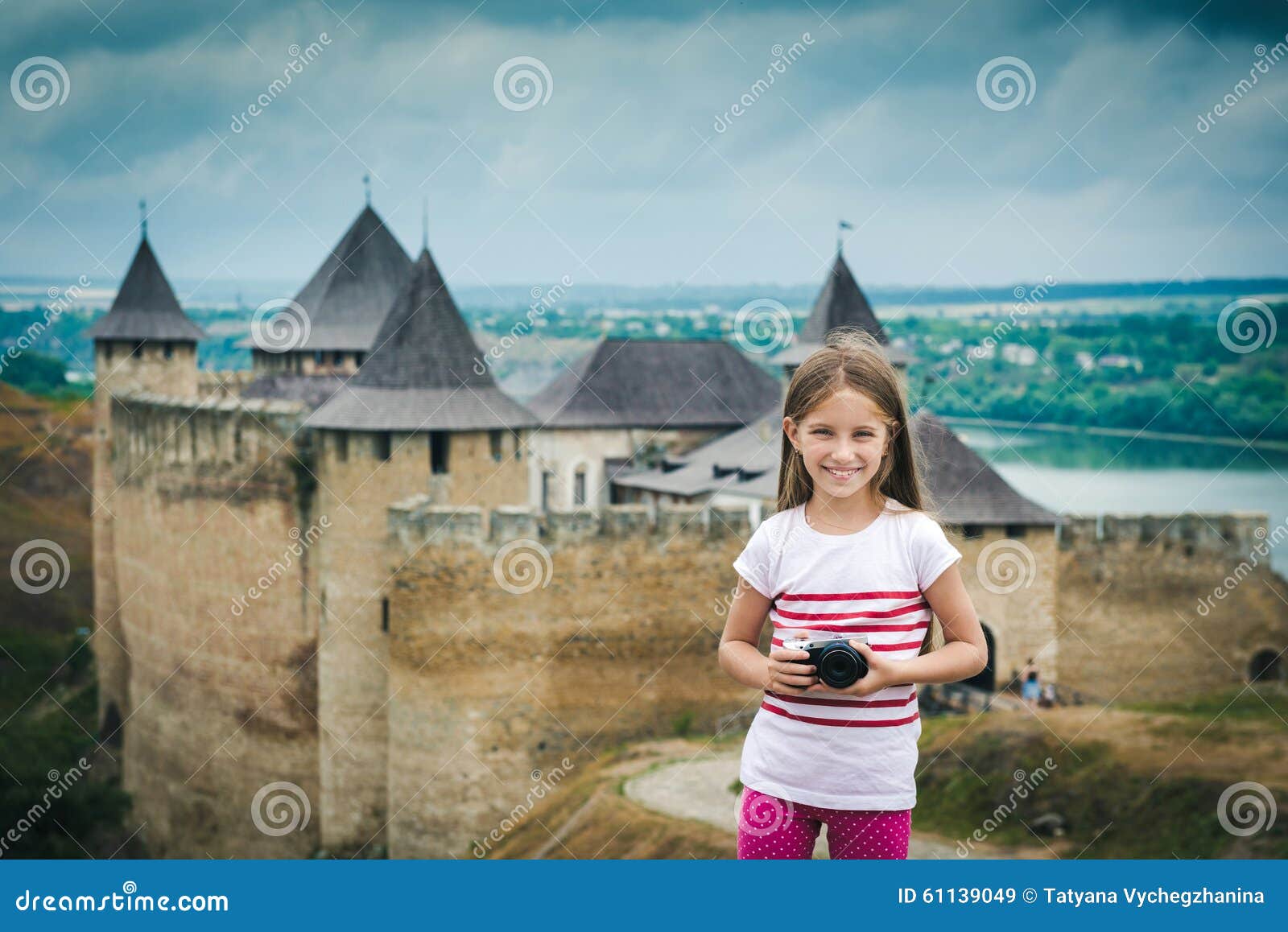 little girl in front of khotyn fortress