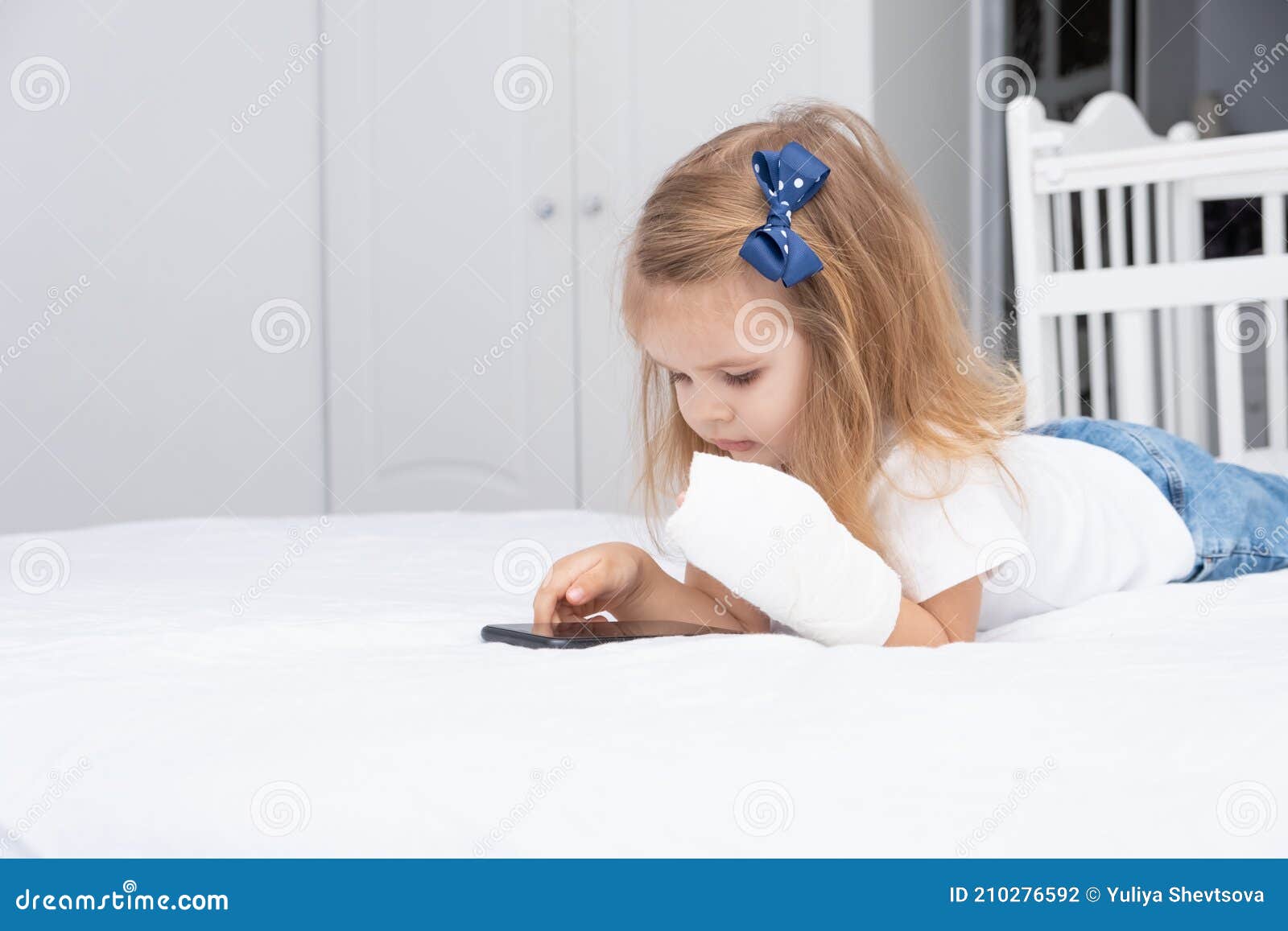 Little Girl with Hand in Cast Laying in Bed Using Smartphone, Watching Cartoon or Education Video Stock Photo - Image of learning, health: 210276592 Little Girl with Hand in Cast Laying in Bed Using Smartphone, Watching Cartoon or Education Video Stock Photo - Image of learning, health: 210276592