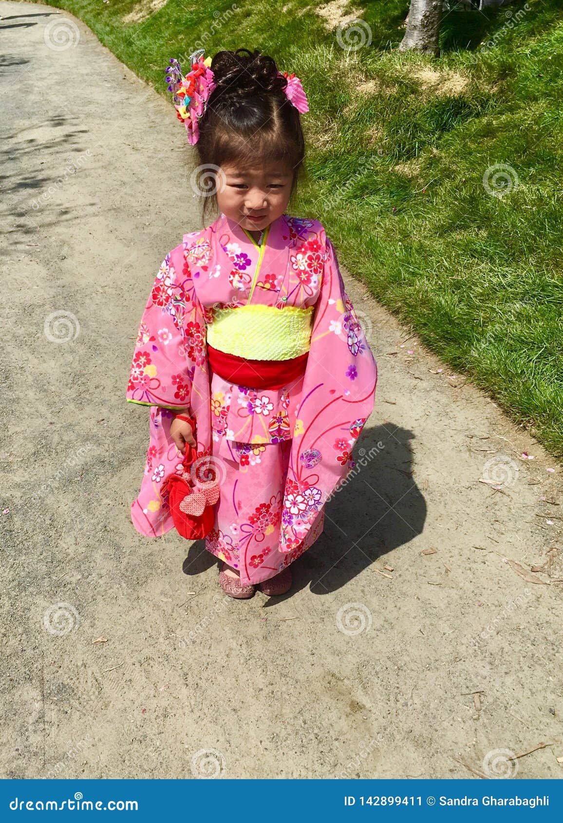 Cuna Molesto Skalk Little Girl inPink Kimono editorial photo. Image of california - 142899411