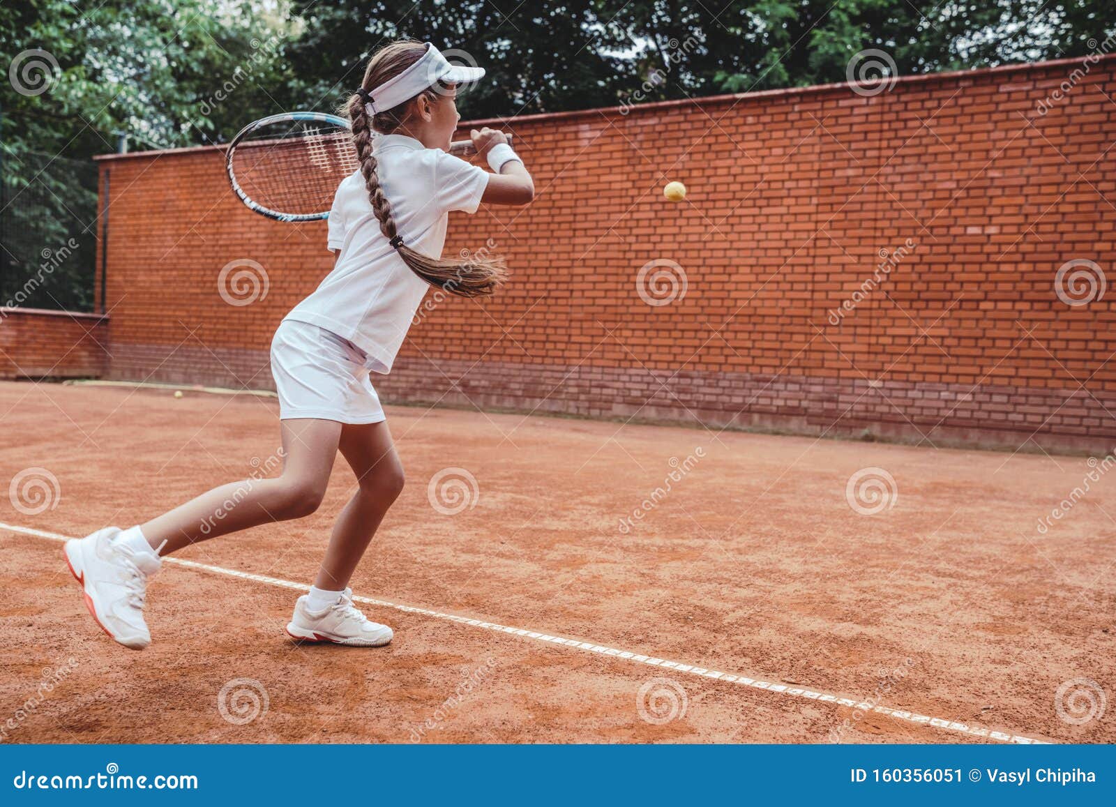 Foto de Tiro De Vista Traseira Da Linda Menina Jogador