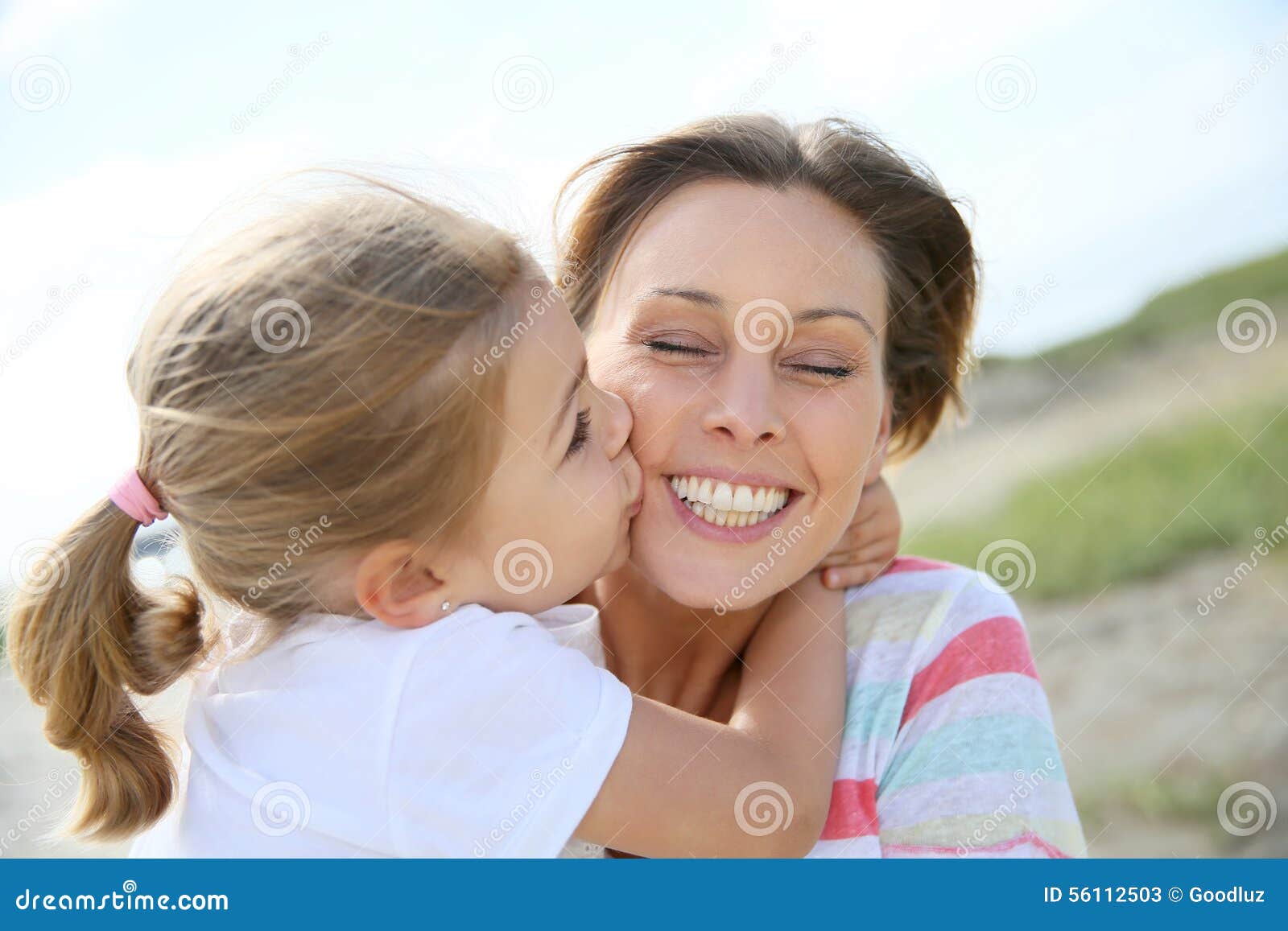 Лижут маме форум. Девочка целует маму. Девочка целует маму в щеку. Две девочки целуют папу. Мама целует папу в щеку.