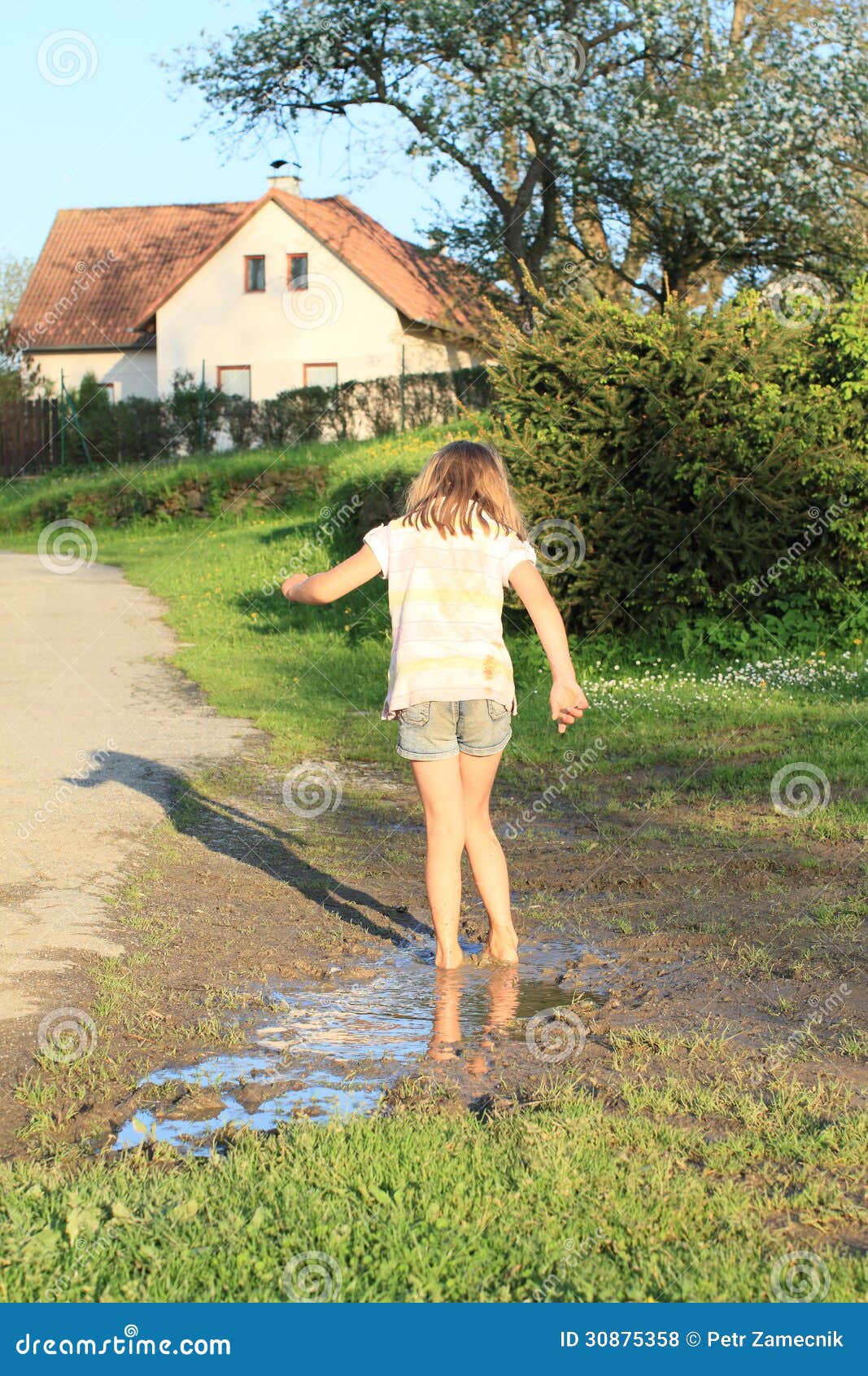 https://thumbs.dreamstime.com/z/little-girl-muddy-puddle-barefoot-walking-mud-30875358.jpg