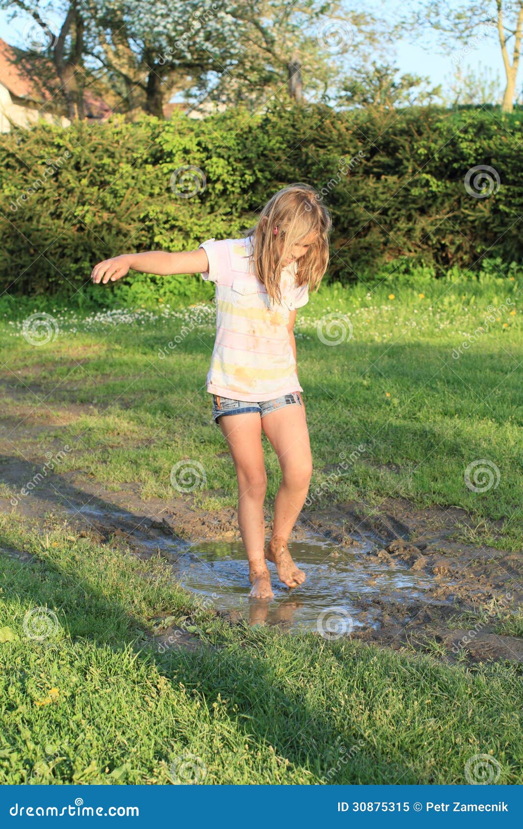 https://thumbs.dreamstime.com/z/little-girl-muddy-puddle-happy-barefoot-walking-mud-30875315.jpg