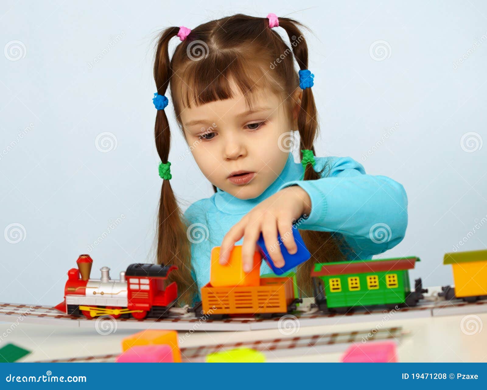 В машинки играем в куклы играем. Девочки играются машинками. Девочка играет в куклы. Дети играют в машинки. Мальчик с машинкой девочка с куклой.