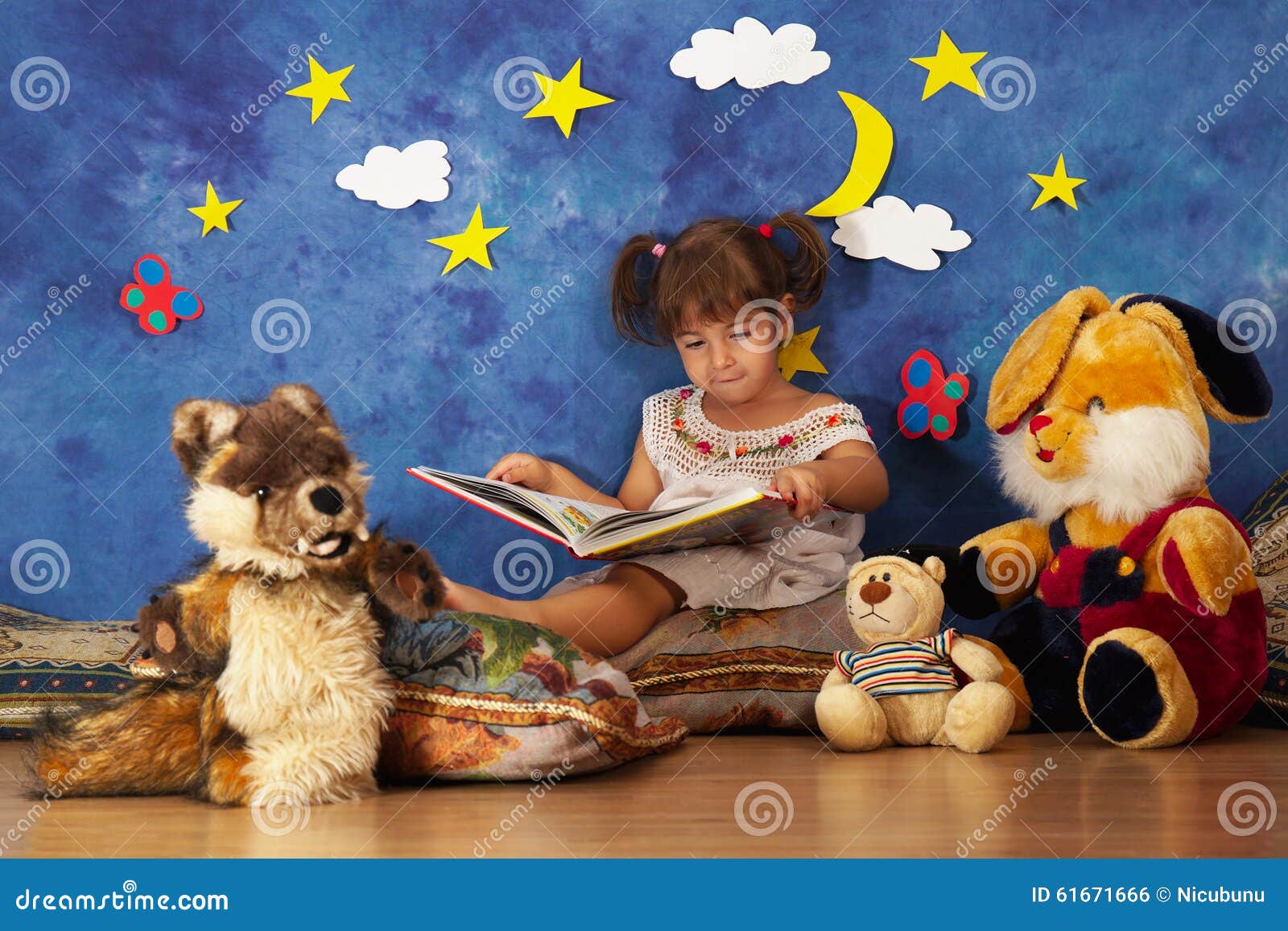 Little Girl Reading Stories To Her Stuffed Toy Friends Stock Photo - Image  of story, child: 61671666