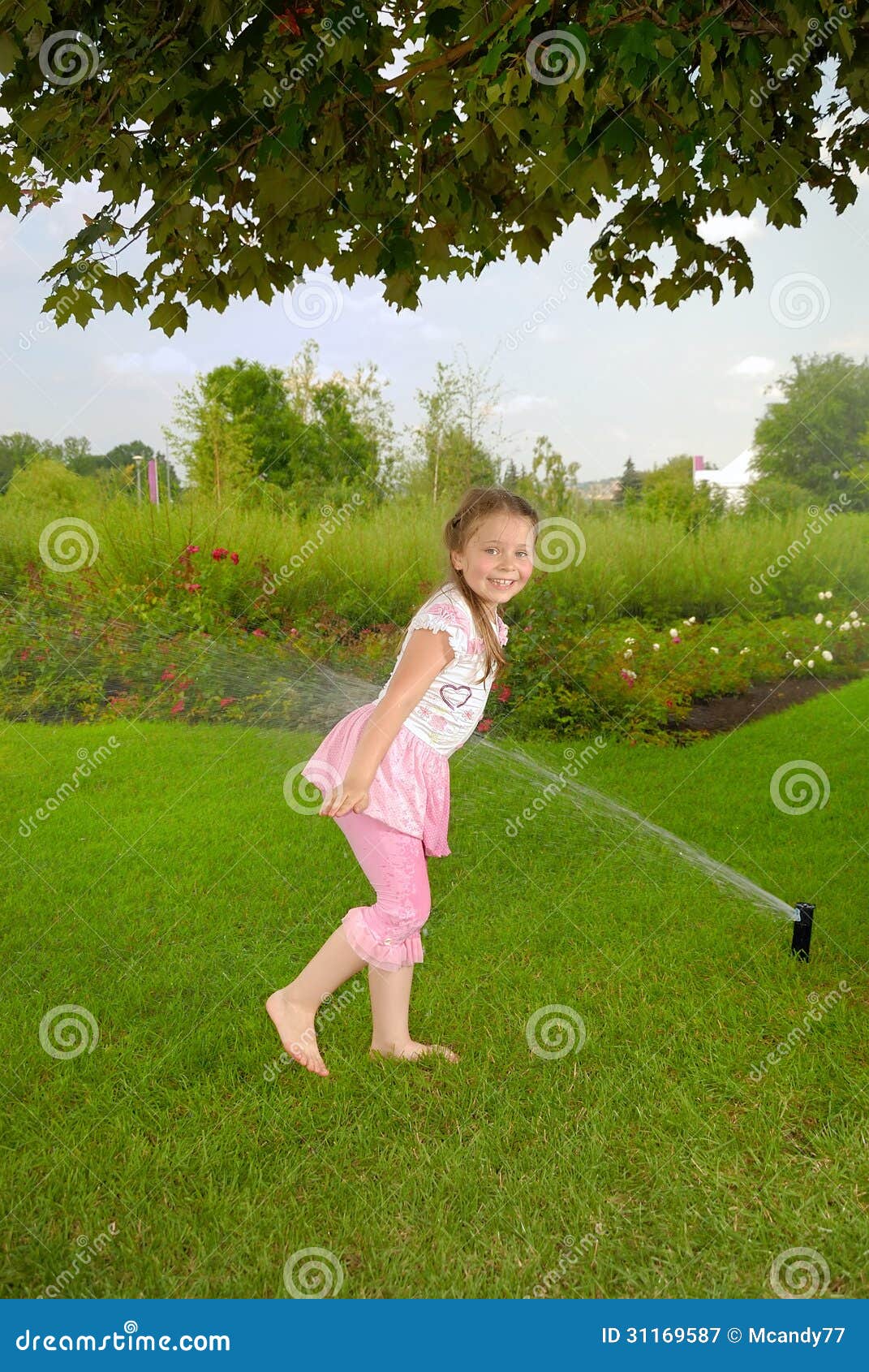Где пописать девушкам. Девочка пописала. Девочка пописала в парке. Девочка пописала в траву. Маленькая девочка пописила в парке.