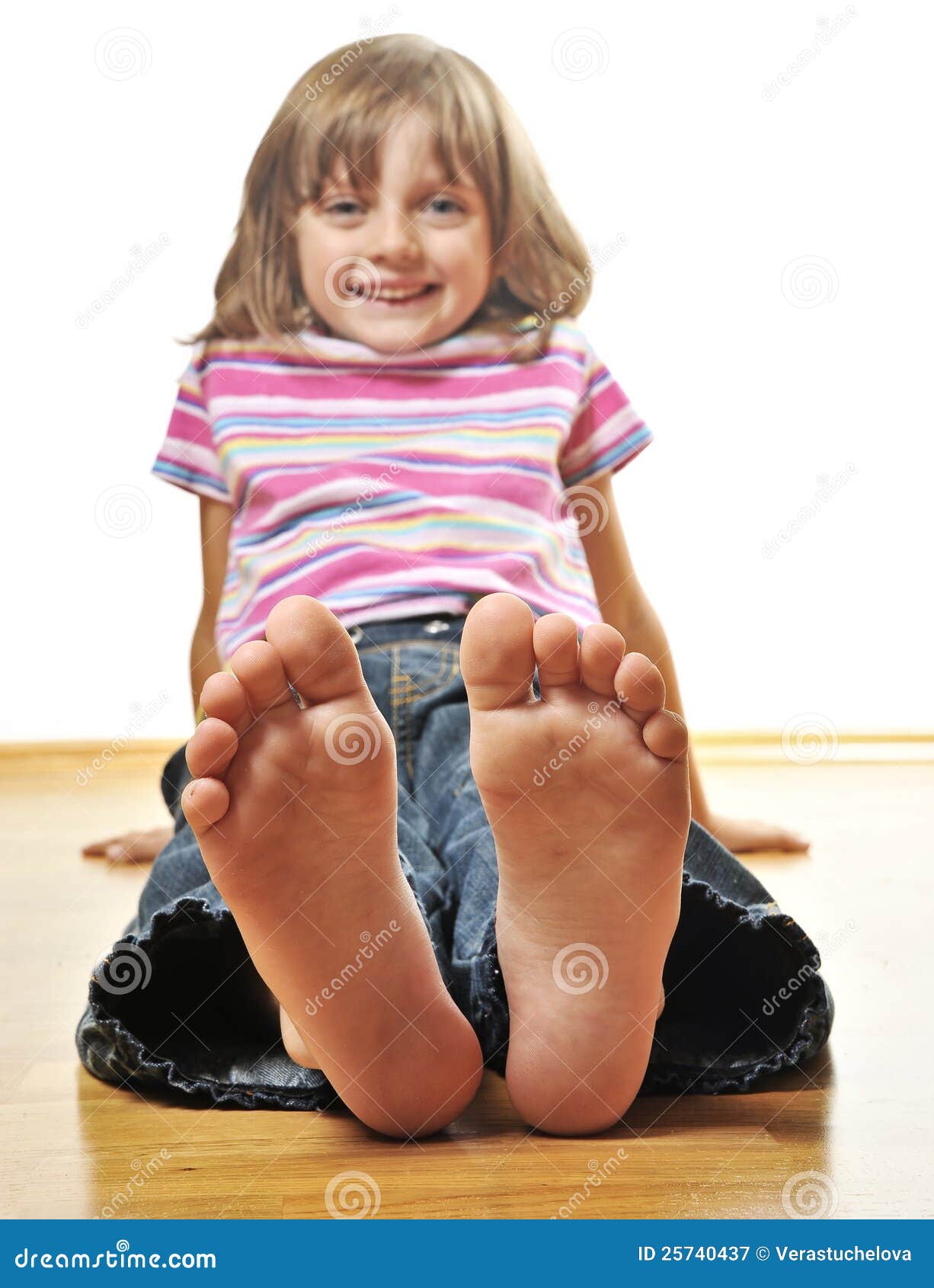https://thumbs.dreamstime.com/z/little-girl-sitting-wooden-floor-25740437.jpg