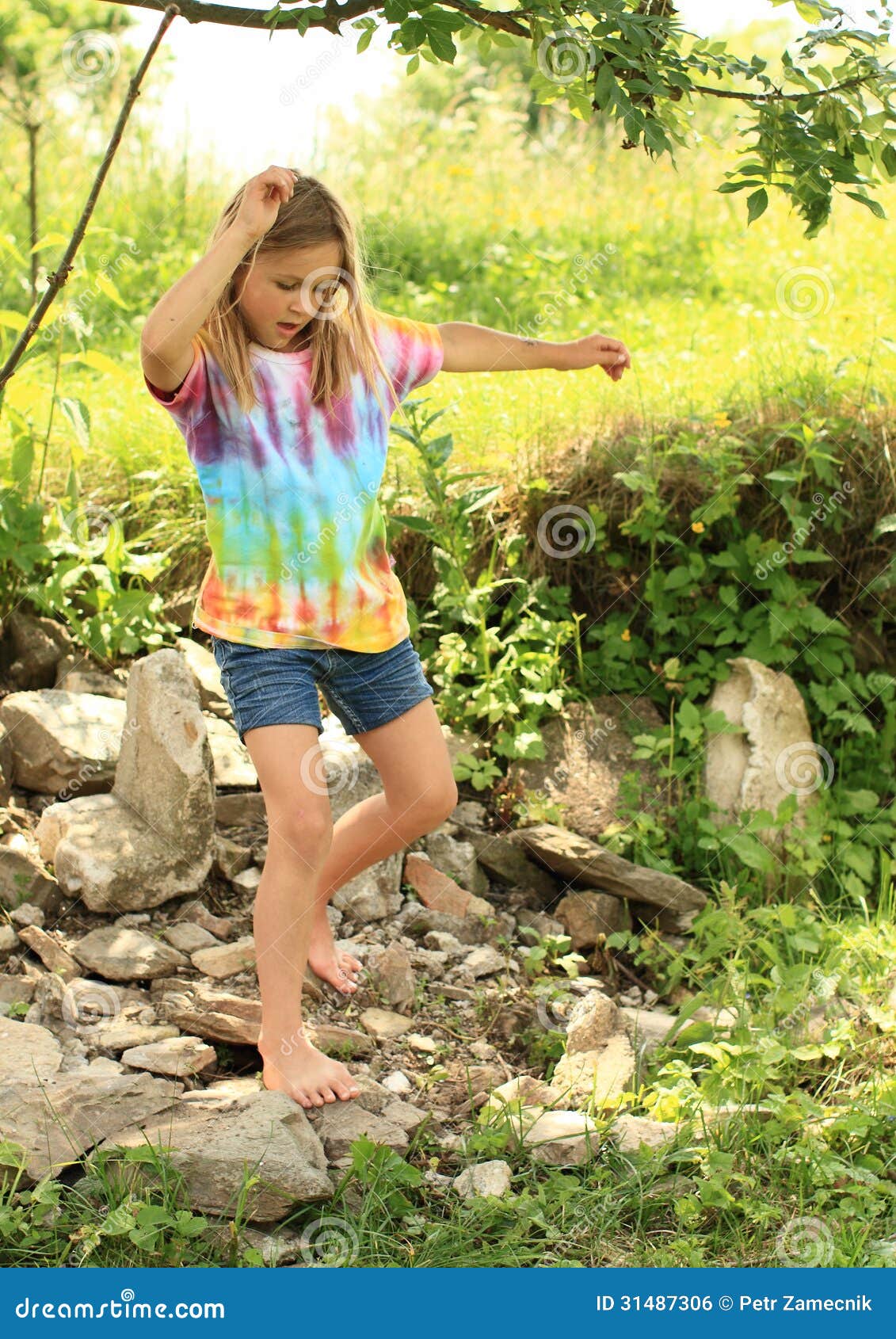 https://thumbs.dreamstime.com/z/little-girl-walking-barefoot-rocks-barefooted-colorful-t-shirt-blue-shorts-stones-31487306.jpg