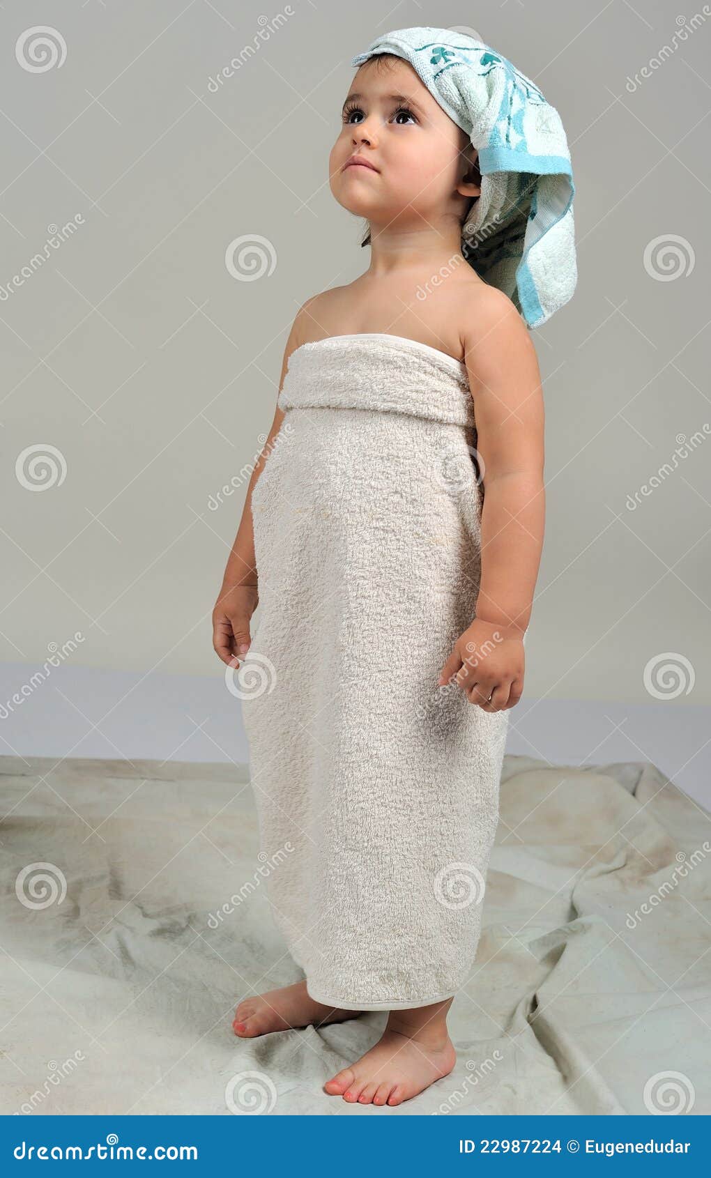 Обернутая полотенцем. Полотенце для девочек. Маленькая девочка в полотенце. Фотосессия маленьких в полотенце. Маленькая девушка в полотенце.