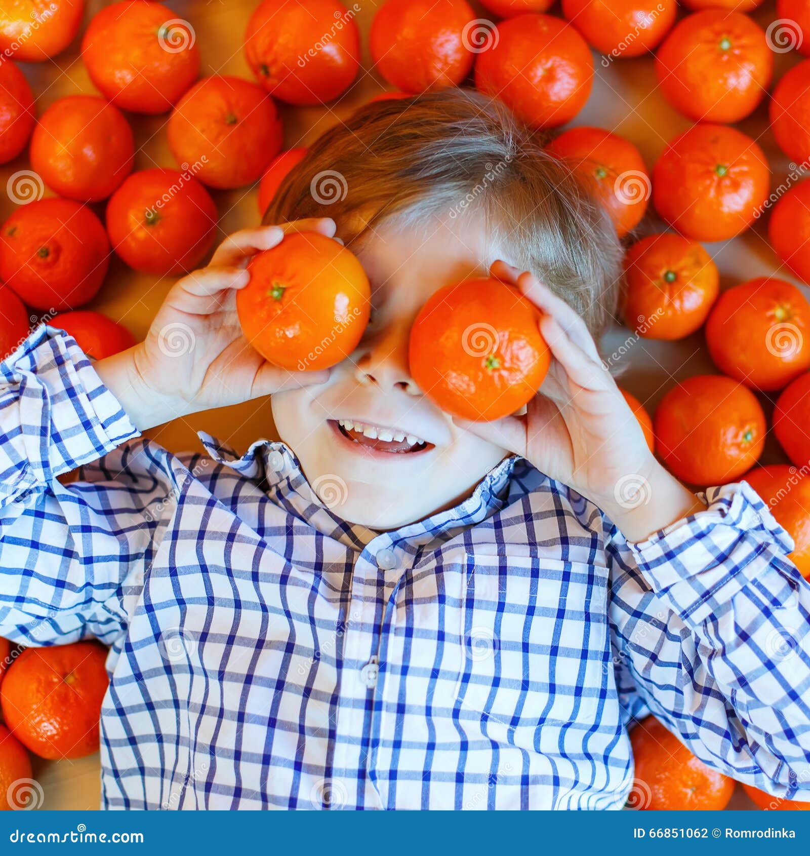 Почему ребенок оранжевый. Апельсин для детей. Фотосессия с мандаринами. Девочка с мандаринами. Фотосессия ребенка с мандаринами.