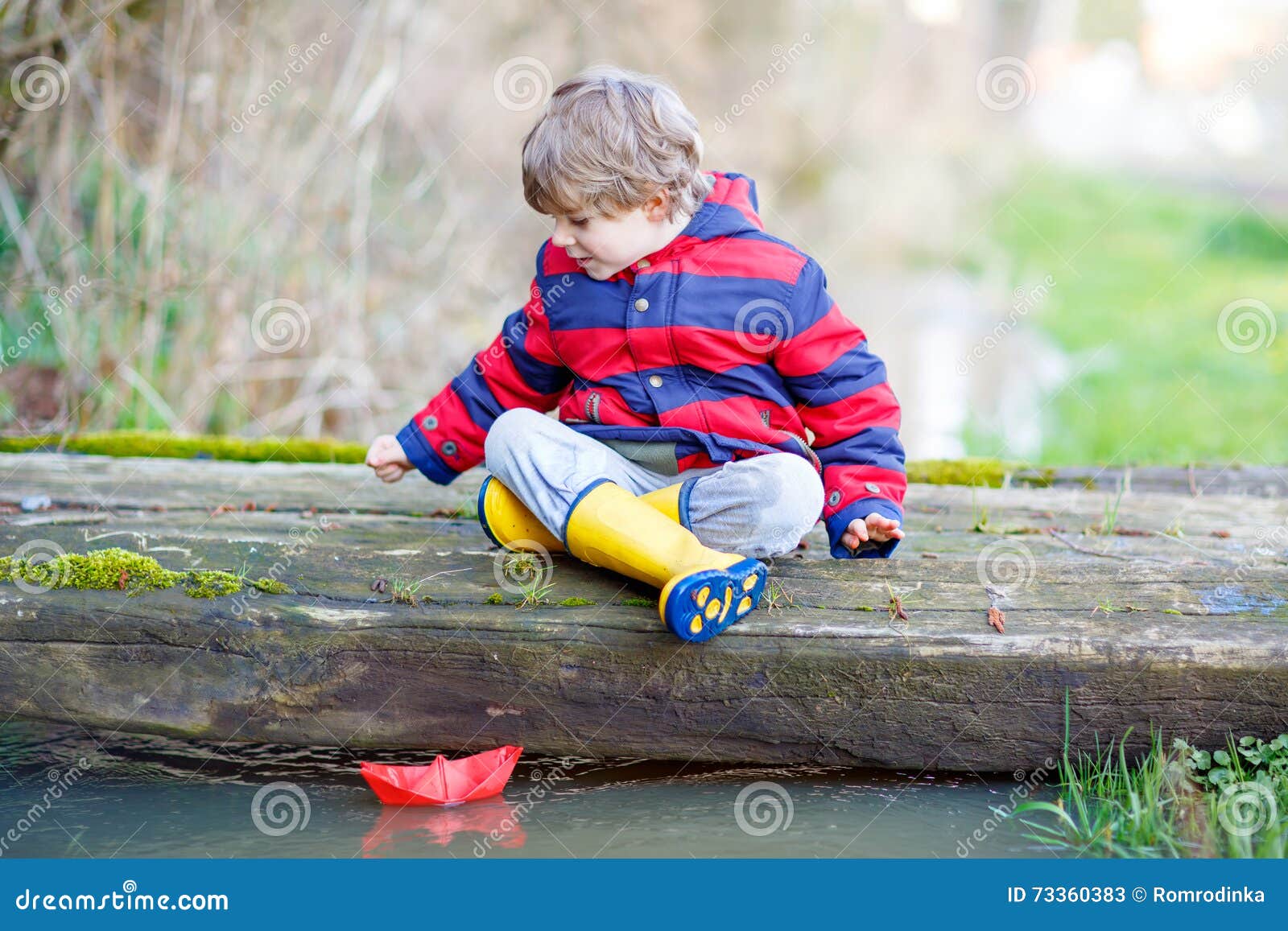 Morbidity ticket Ambiguity Little Kid Boy Playing with Paper Boat by Puddle Stock Image - Image of  child, freedom: 73360383