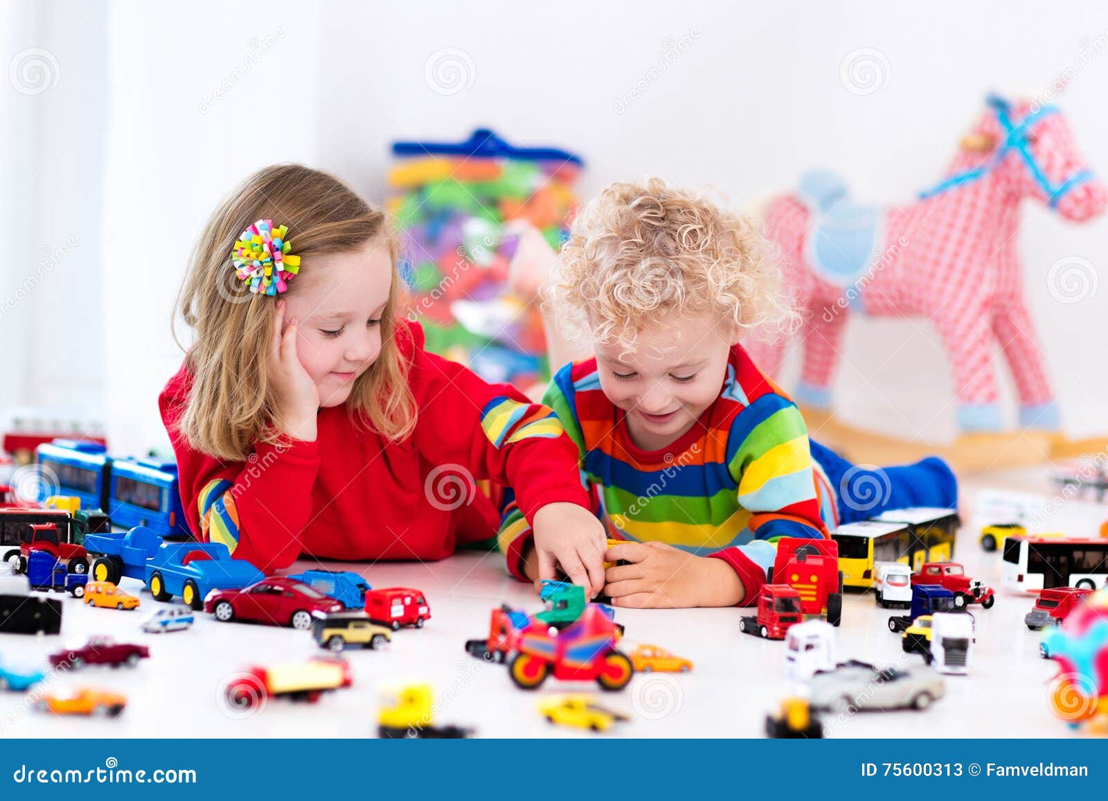 В машинки играем в куклы играем. Дети играют в игрушки. Игрушки на полу. Дети играют в конструктор. Мальчик играет в игрушки.