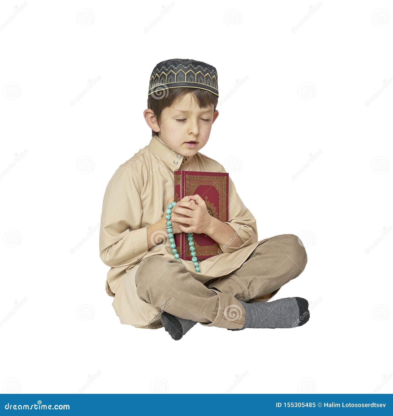 Арабский мальчик. Мальчик мусульманин молится. Мальчик молится. Маленький мальчик молится мусульманин. Мальчик с четками.