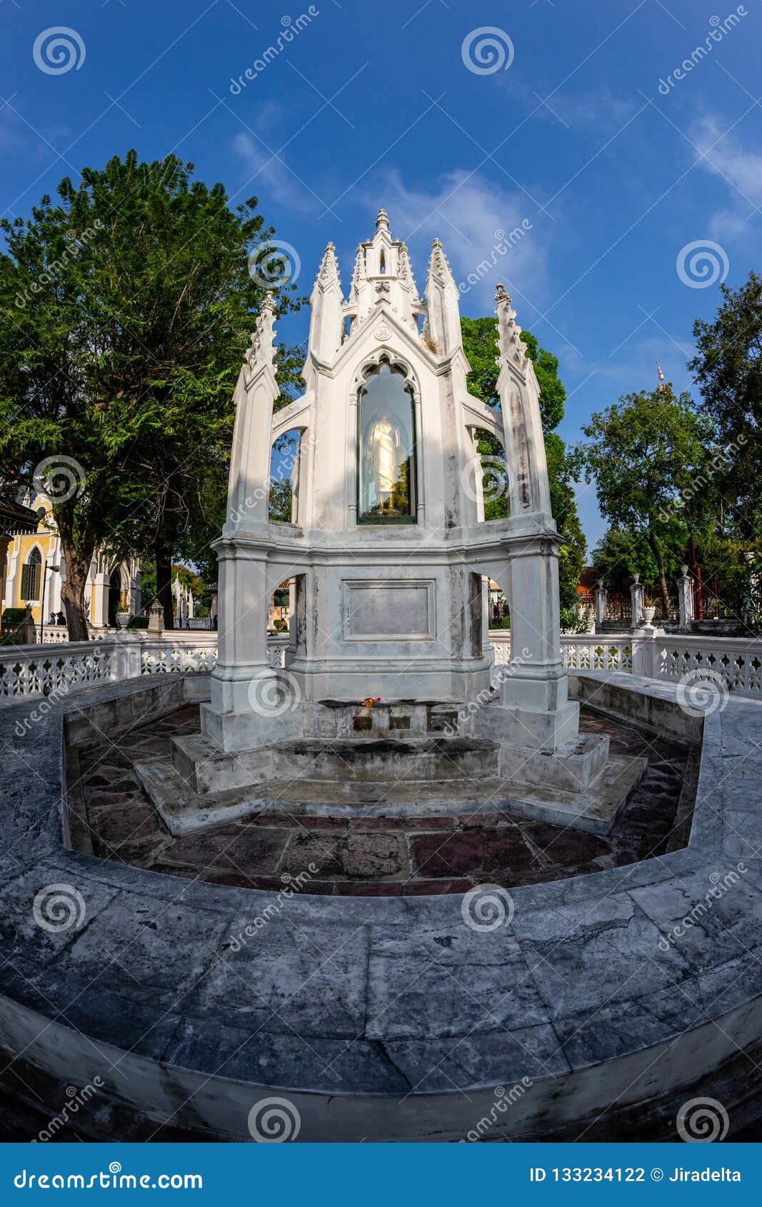 little stupa of wat niwet thammaprawat ratchaworawihan