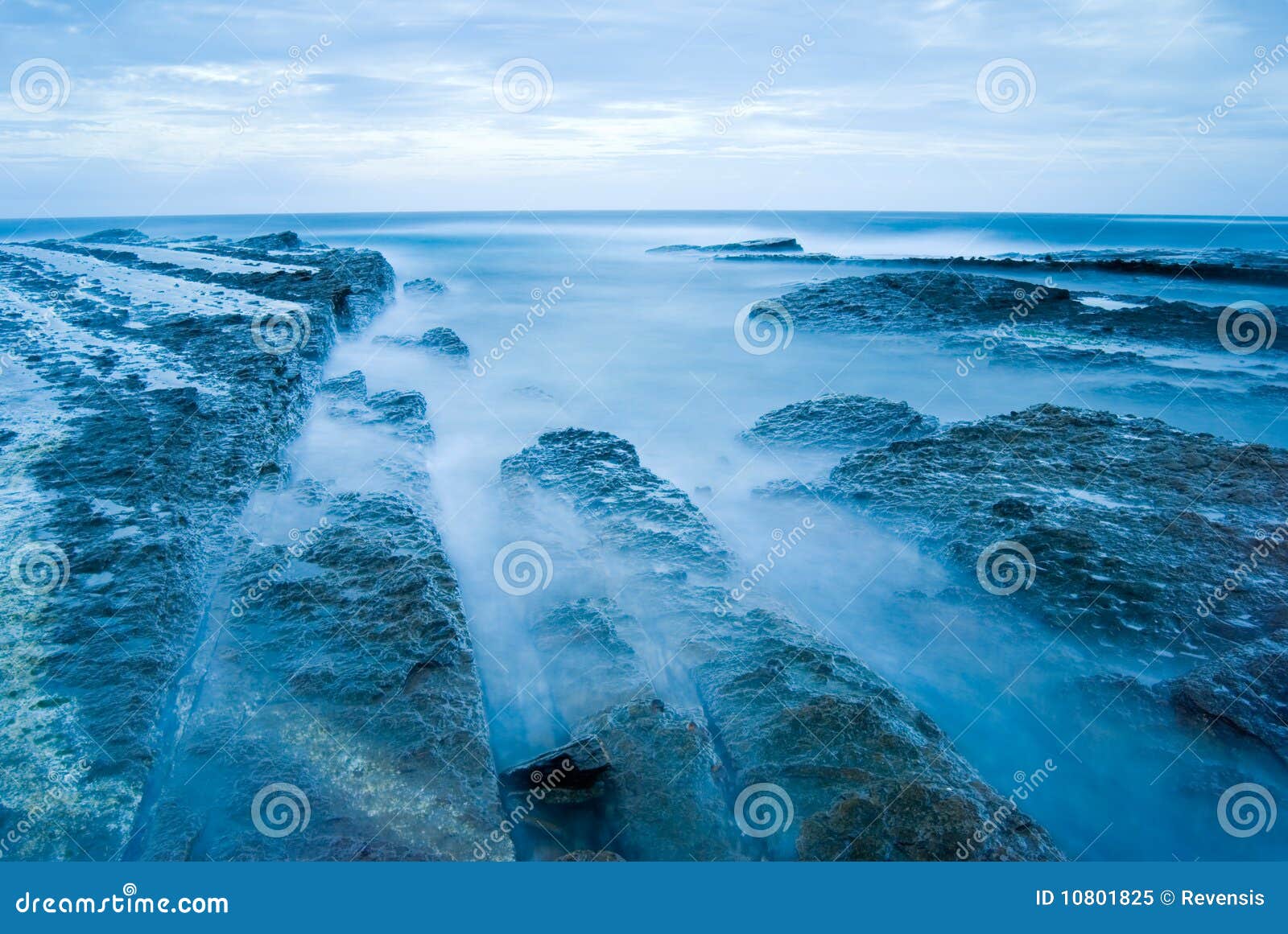 Littoral rocheux image stock. Image du été, plage, nuageux 10801825