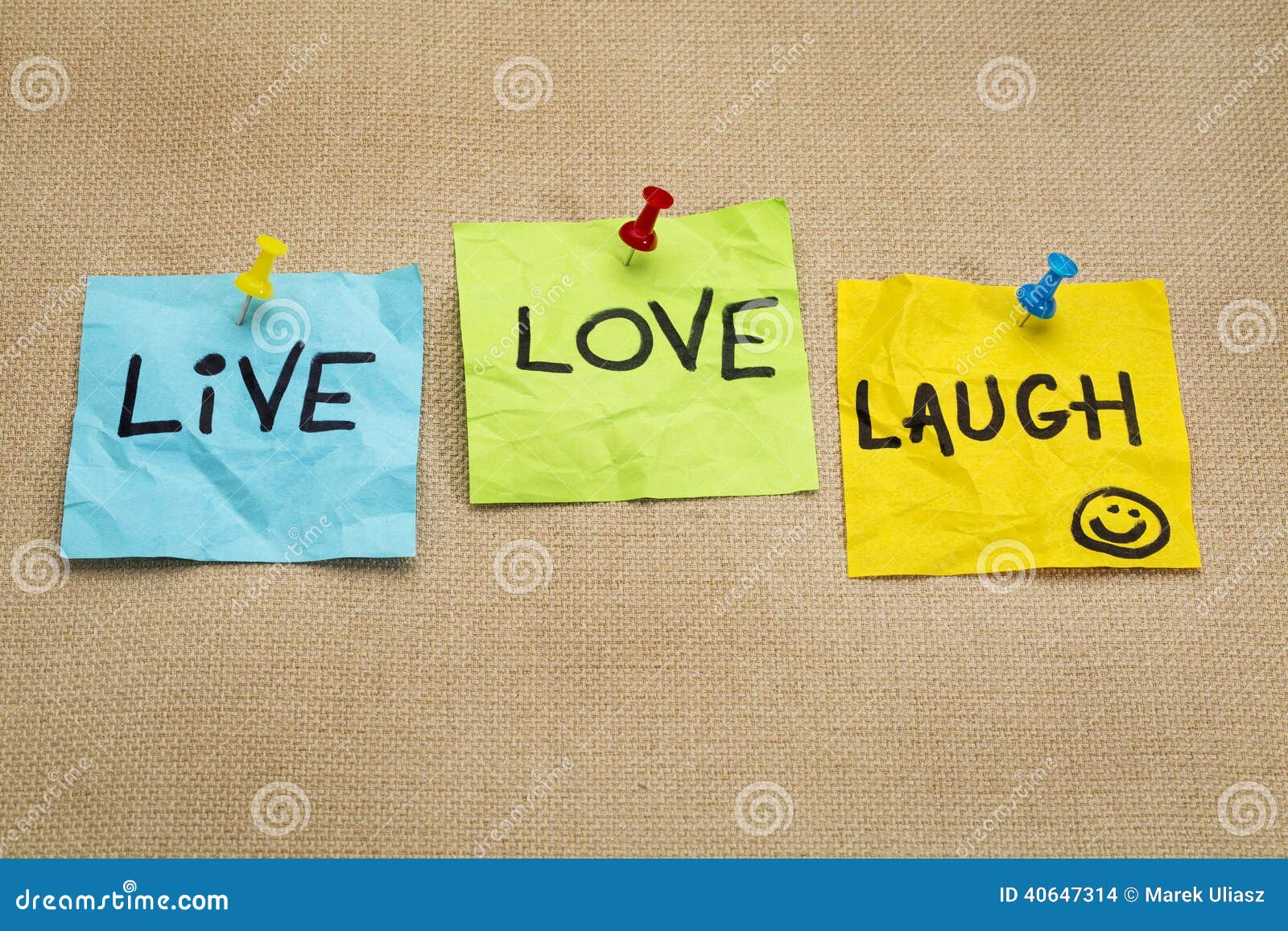 Live, lieben Sie, lachen Sie - Anzeigenanmerkungen. Live, lieben Sie, lachen Sie - Motivwörter auf klebrigen Anmerkungsanzeigen