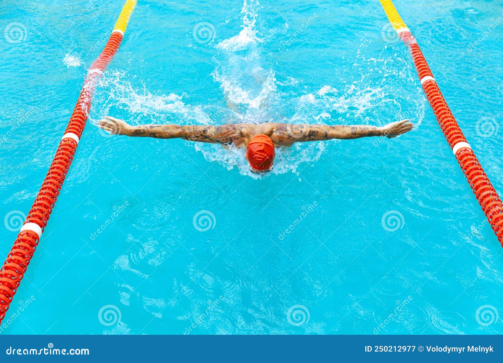 Live-Portrait Des Jungen Sportschwimmers in Einer Schwimmbrille, Der Sich Im Freien in Einem öffentlichen Schwimmbad Trainiert