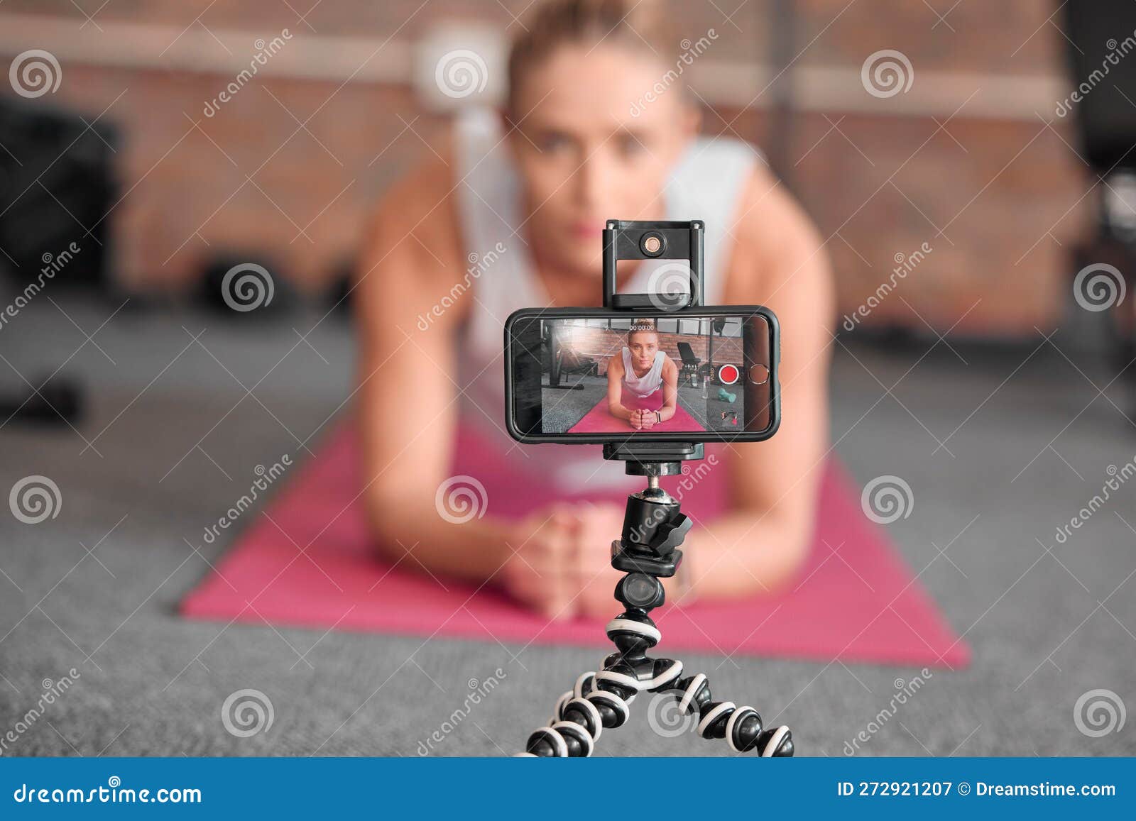 Live-Streaming-Fitness Und Handy Von Frauen Sport Pilates Oder Workout Auf Social Media Oder Video-Plattform Auf Stativ