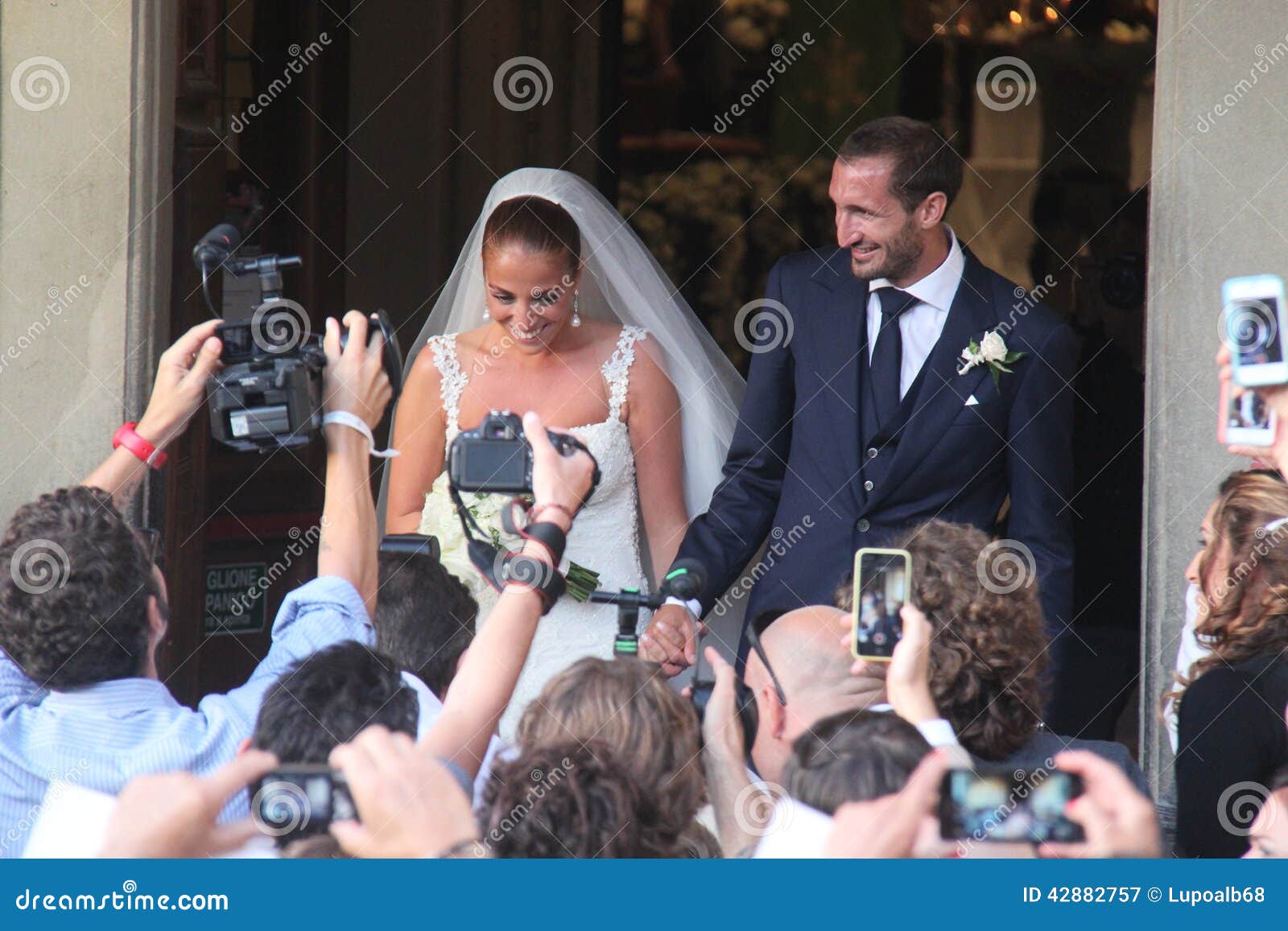 Livorno, união Giorgio Chiellini e Carolina Bonistalli. Livorno, a saída da igreja do jogador de Giorgio Chiellini Juventus dos esposos e Carolina Boninstalli ean nacional italiana fotografaram no santuário nacional italiano de Montenero, Livorno, Itália