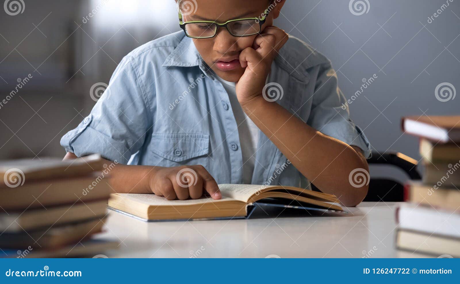 Livres De Lecture D'enfant La Nuit Sous La Couverture, éclairage Lui-même  Avec La Lampe-torche Photo stock - Image du éclairage, livres: 126248018