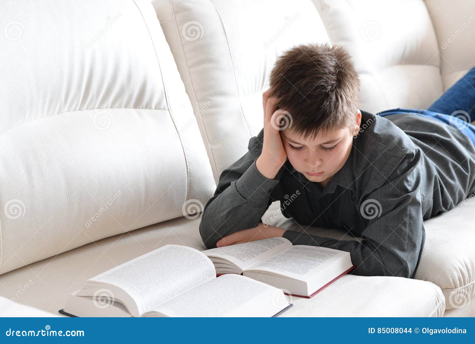 Читать лежа вредно лежа на горячем песке. Чтение лежа. Мальчик лежит с книгой. Мальчик лежит с книжкой. Мальчик с книгой на кровати.
