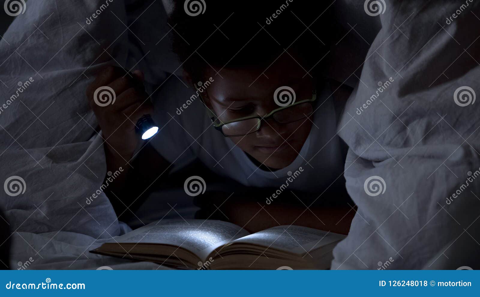 Livres De Lecture D'enfant La Nuit Sous La Couverture, éclairage Lui-même  Avec La Lampe-torche Photo stock - Image du éclairage, livres: 126248018