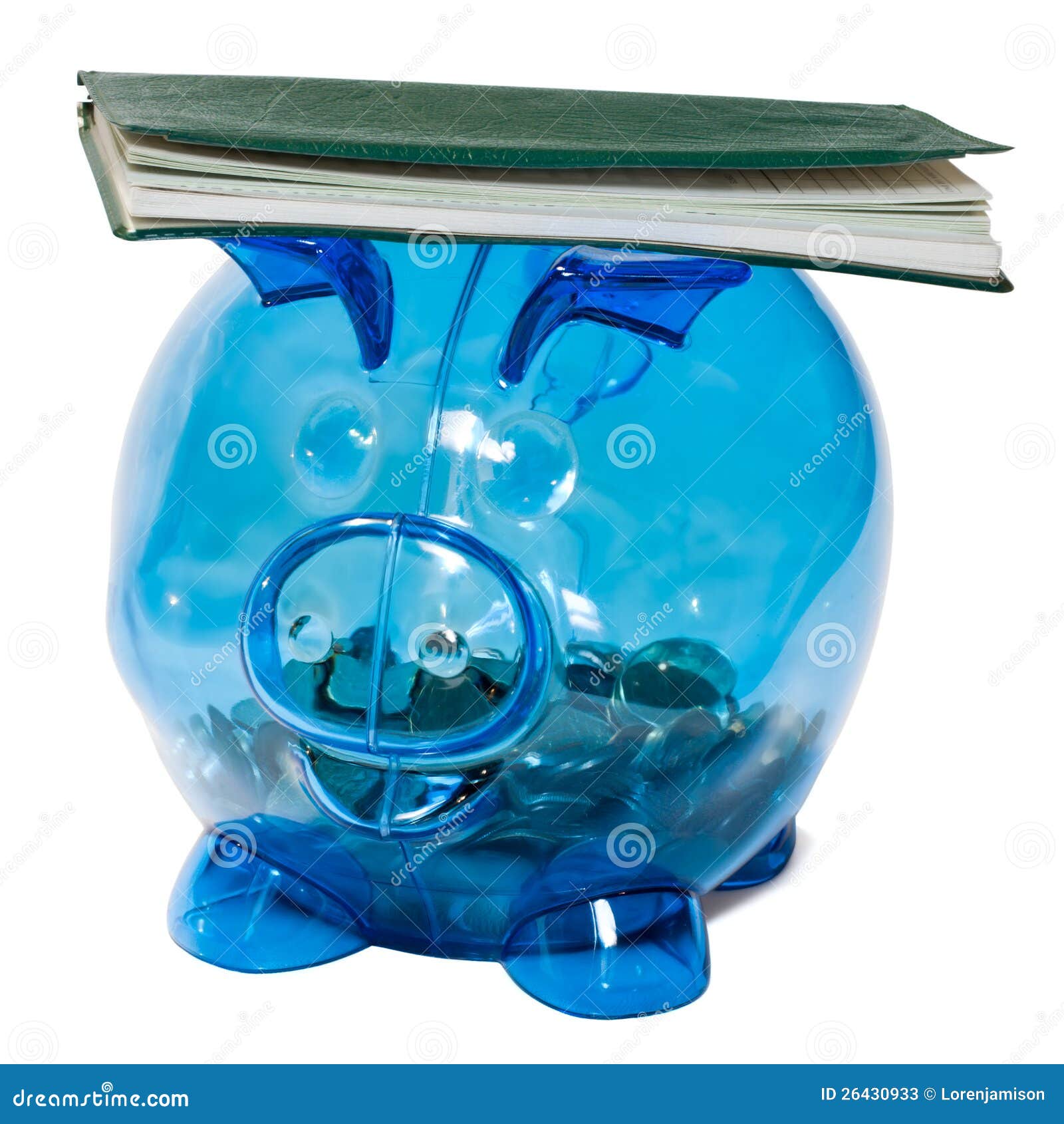 Livro de cheques balançado em um banco piggy. Um banco piggy com as moedas nele que balança um livro de cheques, isolado toda em um fundo branco