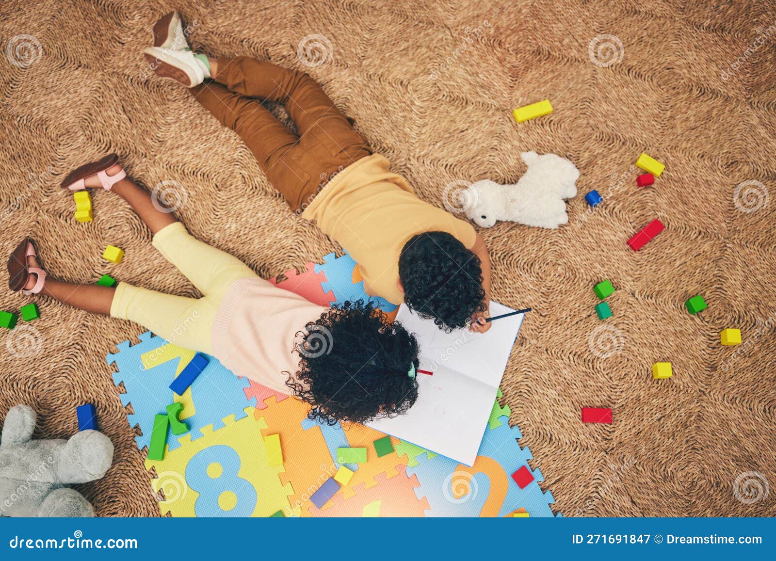 Livro De Desenho E Vista De Cima Das Crianças No Chão Com Brinquedos E  Quebra-cabeças De Números E Brincadeiras Em Casa. Família Imagem de Stock -  Imagem de atividade, relaxado: 271691847