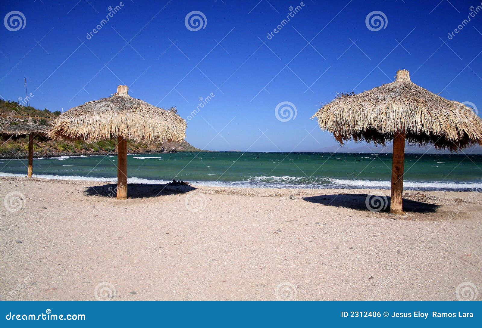 Lixe e veja o recurso. Encalhe perto da cidade de Loreto no sur de Baja California, México.