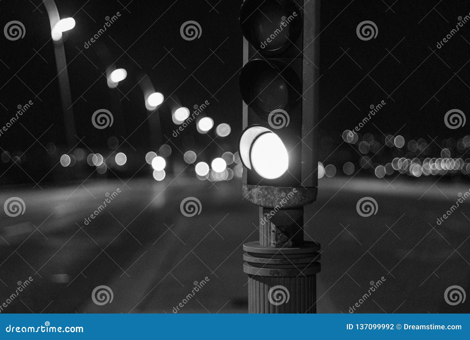 Ljus natttrafik. En trafikljus i svartvitt under natten som denna bild togs i cagnes-sur-MER i Frankrike av havet i natten som var svartvit med bokeh