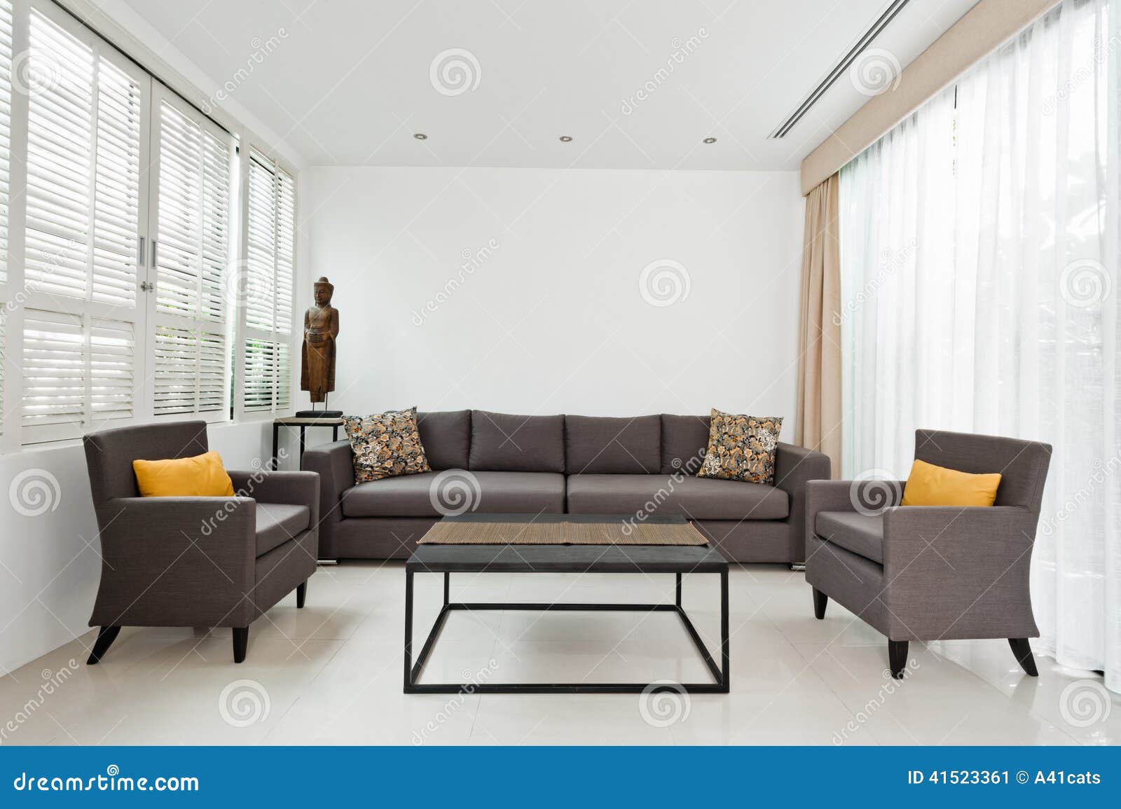 Ljus vardagsrum med den gråa soffan arkivfoto bild: 41523361
