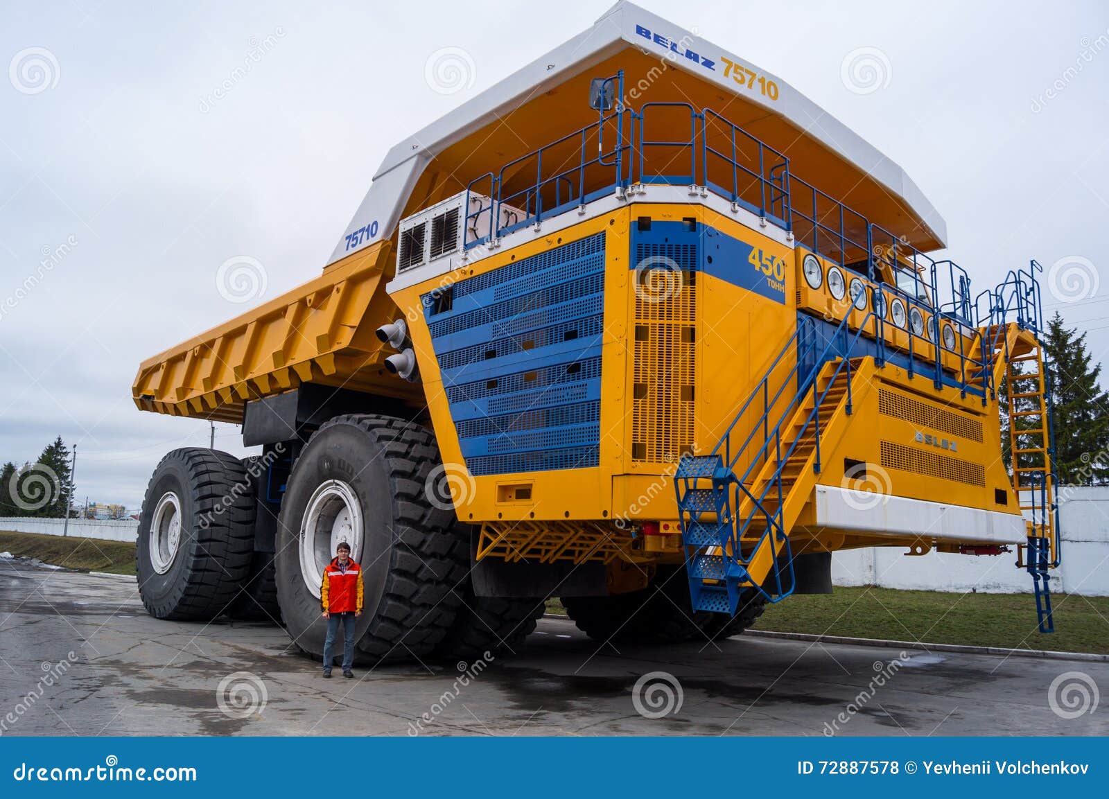 Lkw Belaz Mit Mann Fur Skala Redaktionelles Stockfoto Bild Von Land Mann