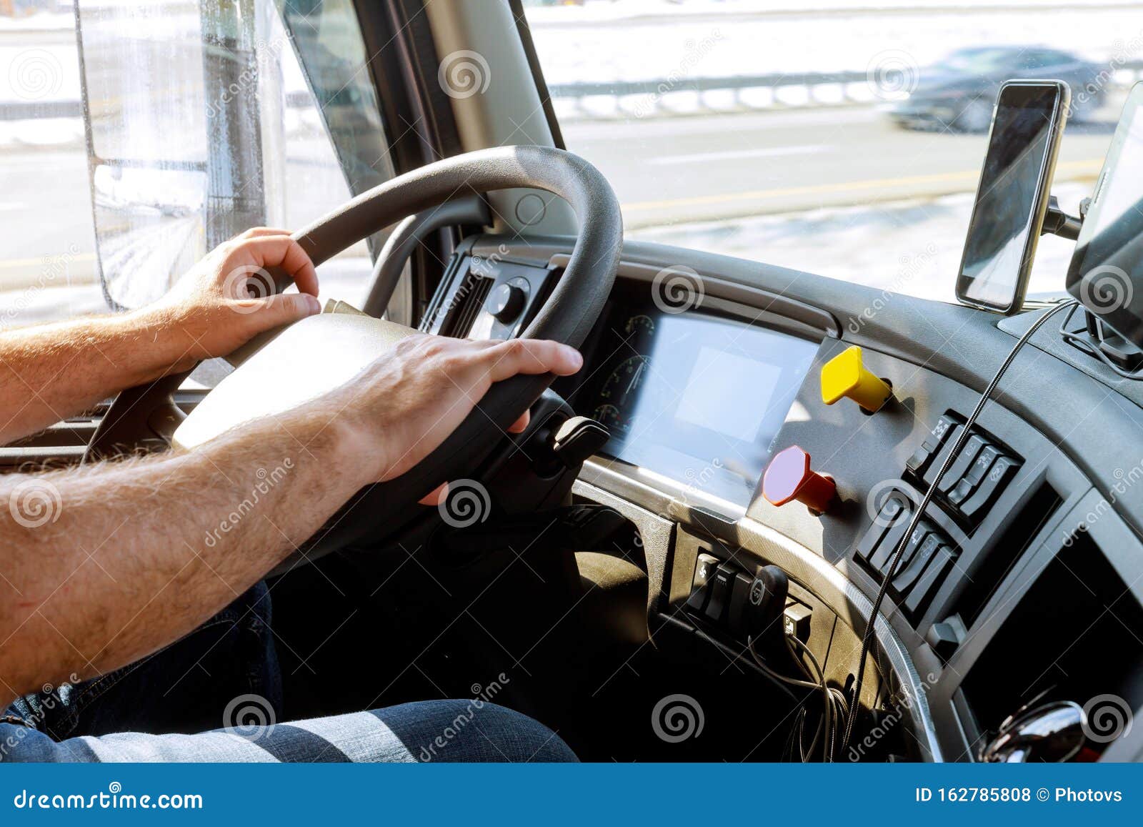 https://thumbs.dreamstime.com/z/lkw-fahrer-gro%C3%9Flastwagenfahrer-s-h%C3%A4nde-auf-gro%C3%9Fes-lenkrad-gro%C3%9Fe-transport-industrie-beruf-fahrzeug-versand-stra%C3%9Fe-162785808.jpg