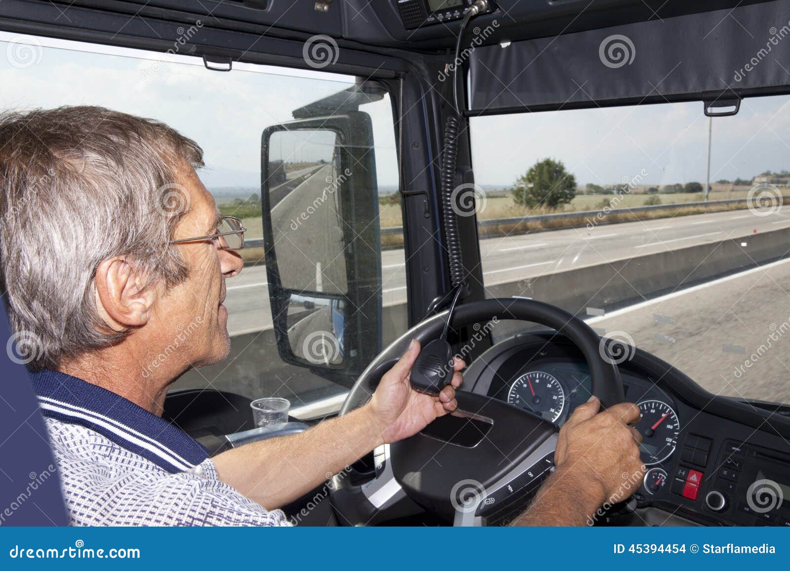 Lkw-Fahrer Großlastwagenfahrer & X27;s Hände Auf Großes Lkw