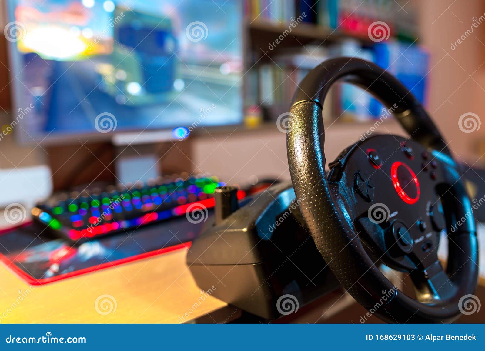 https://thumbs.dreamstime.com/z/lkw-lenksimulator-lenkrad-auf-fokussierung-vor-einem-computer-mit-gl%C3%BChender-tastatur-des-fahrsimulators-flache-feldetiefe-168629103.jpg