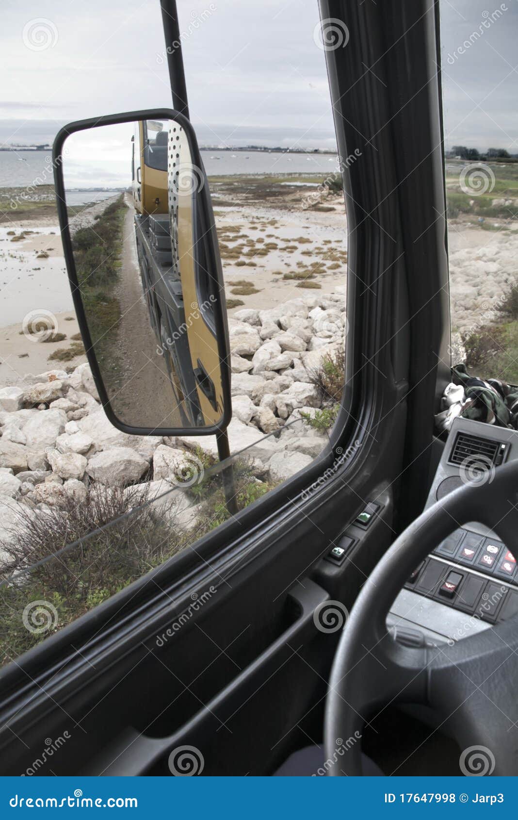 LKW-Spiegel stockfoto. Bild von auto, ladung, fernlastfahrer
