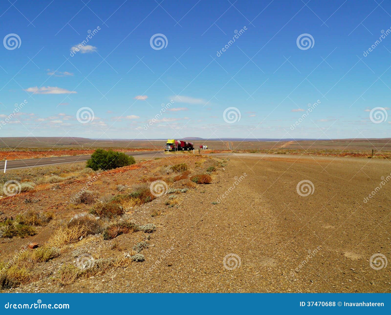 LKWTransport Im Australischen Hinterland Stockfoto Bild von gegenden