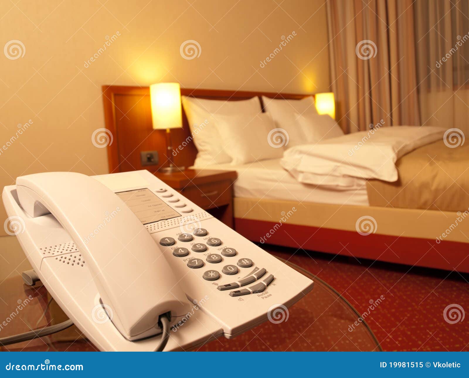 Llame Por Telfono En El Dormitorio Imagen De Archi