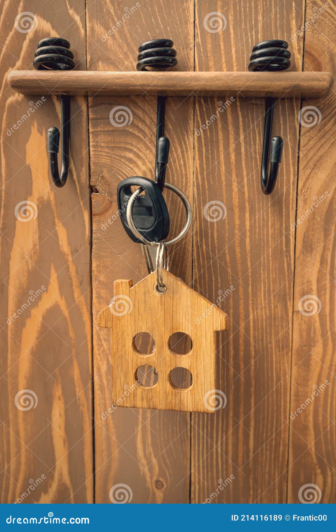 Llavero de madera con forma de casa