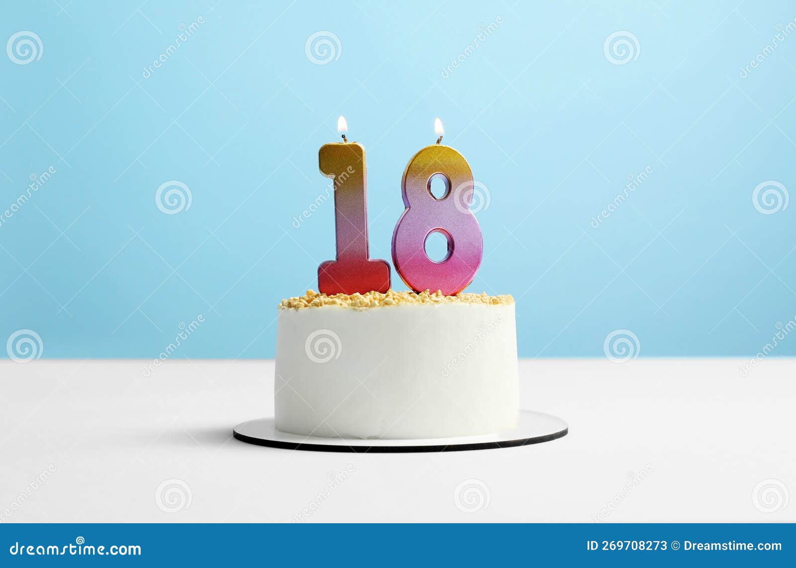 Llegada De La Fiesta De 18 Años. Deliciosa Tarta Con Número De Velas En  Fondo Azul Claro Imagen de archivo - Imagen de dieciocho, saludo: 269708273