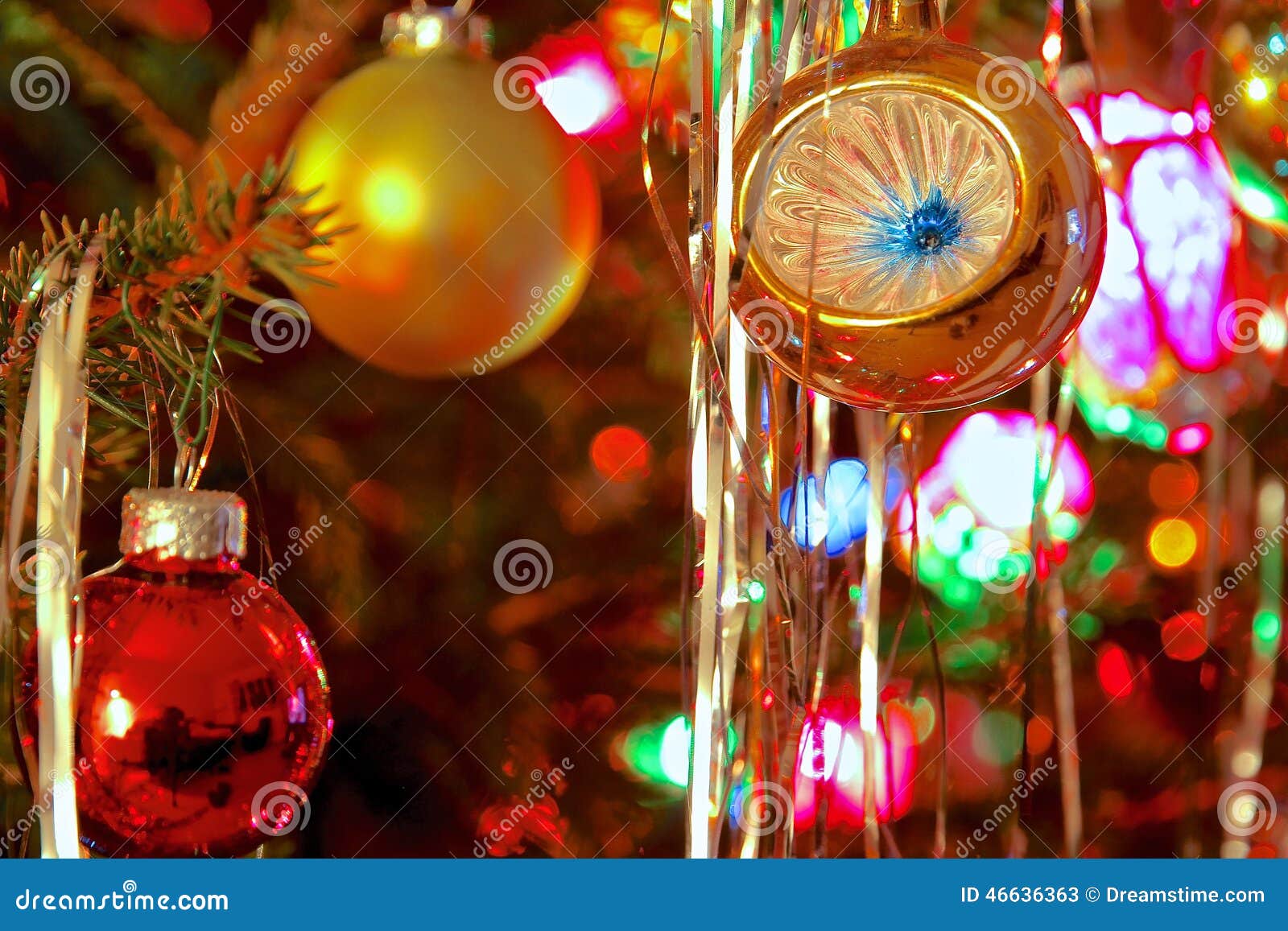 Decorazioni Natalizie Kitsch.Lo Stile Del Kitsch 70s Ha Decorato L Albero Di Natale Immagine Stock Immagine Di Lanterna Backgrounds 46636363