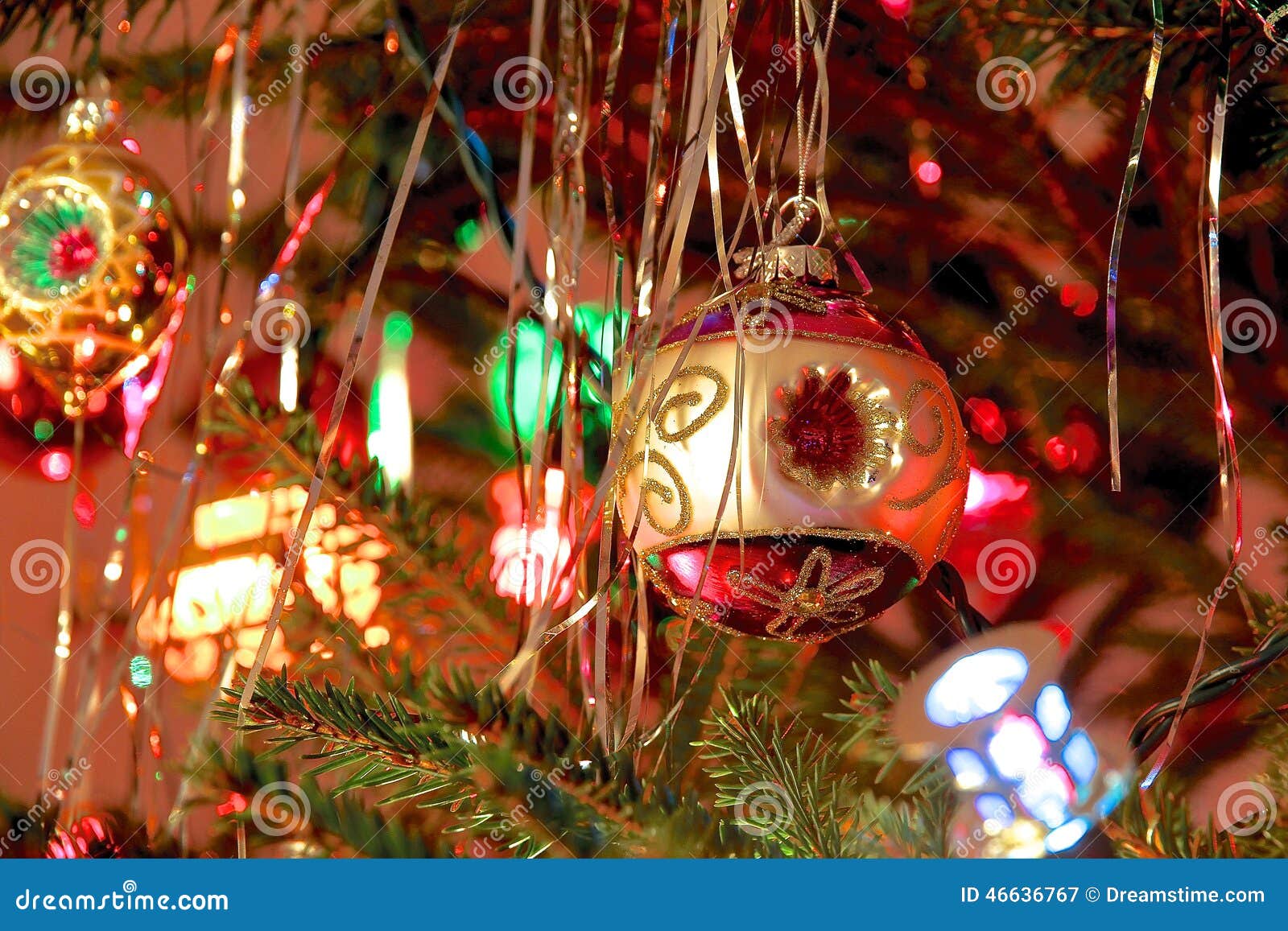 Decorazioni Natalizie Kitsch.Lo Stile Del Kitsch 70s Ha Decorato L Albero Di Natale Immagine Stock Immagine Di Dicembre Felicit 46636767