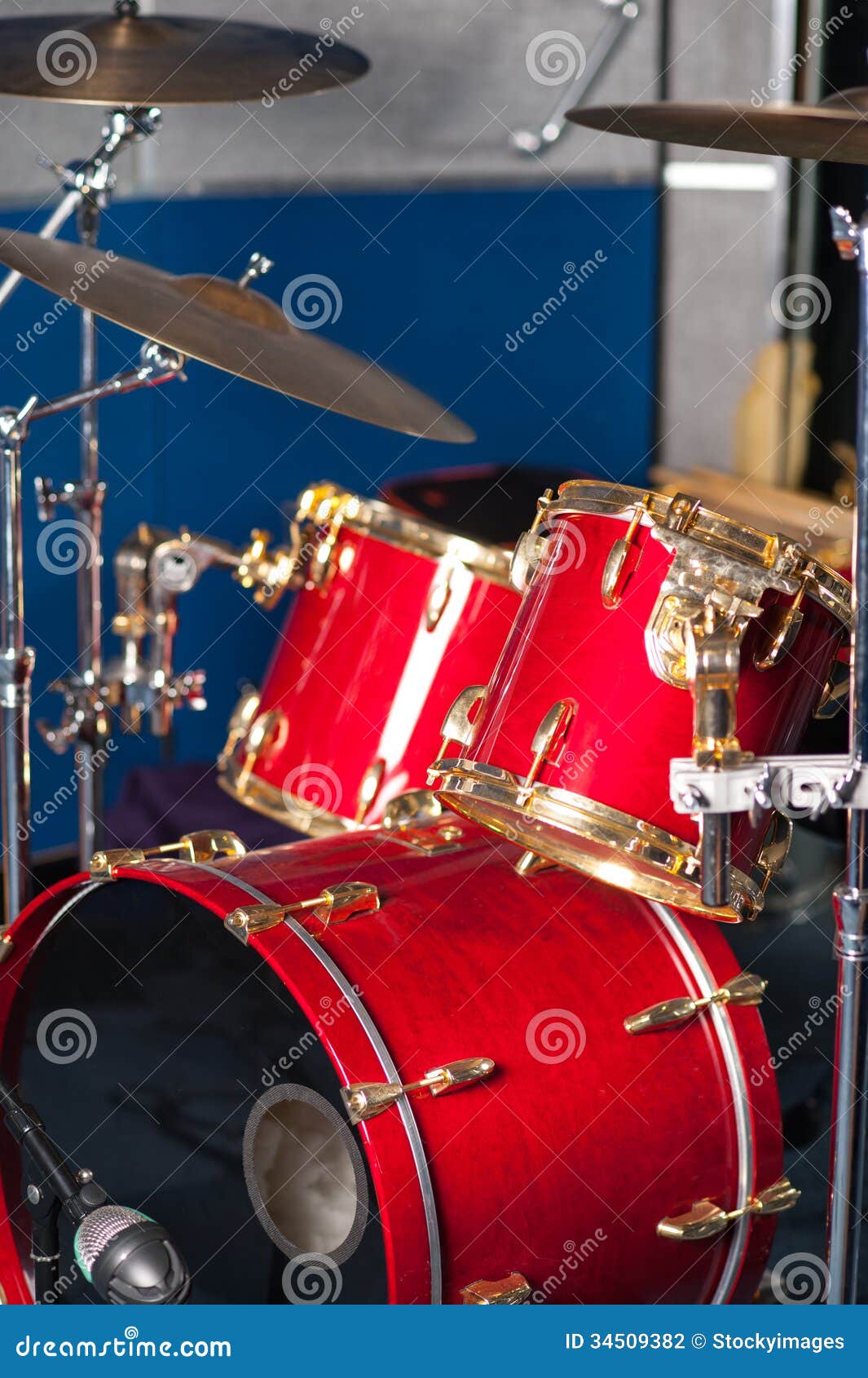 Il Colore Rosso Si Sbiadice Tamburo Di Trappola Fotografia Stock Il Colore Rosso Si Sbiadice Tamburo Di Trappola Image6373302 - Foto 4